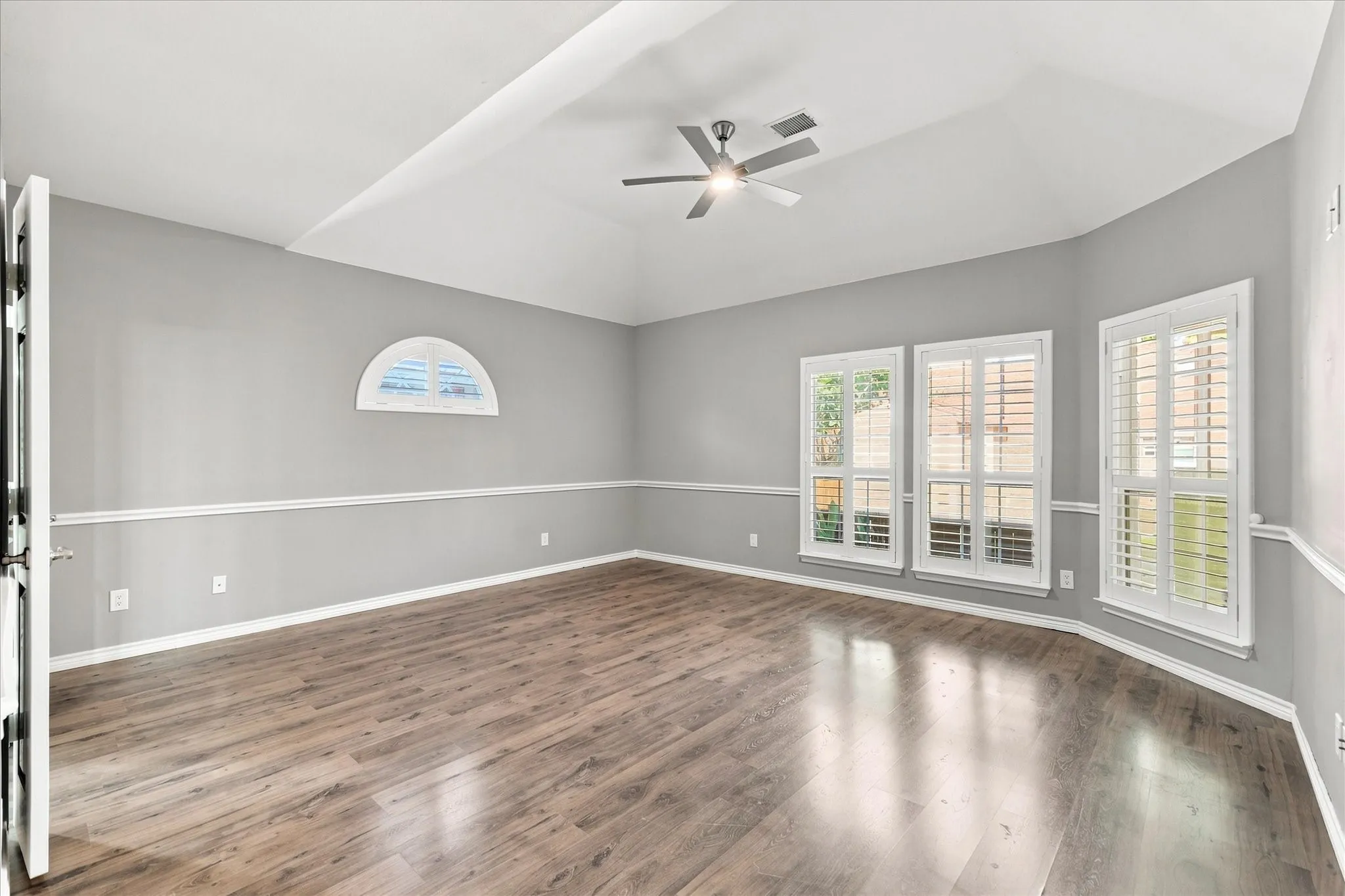 Single Family Residence For Sale in Dallas County , 809 Meadowside Court, Garland, Texas 75043, 5 Bedroom, 4 Bathroom, 2 Garage spaces, 4,102 Sqft, built in 2011, mls#21377240, Real Estate Agent in Garland, Homes For Sale in Dallas county, Homes For Sale in Garland, Realtor in Garland Texas, Real Estate Brokerage Independent Realty Texas, Luminita Cordes Realtor