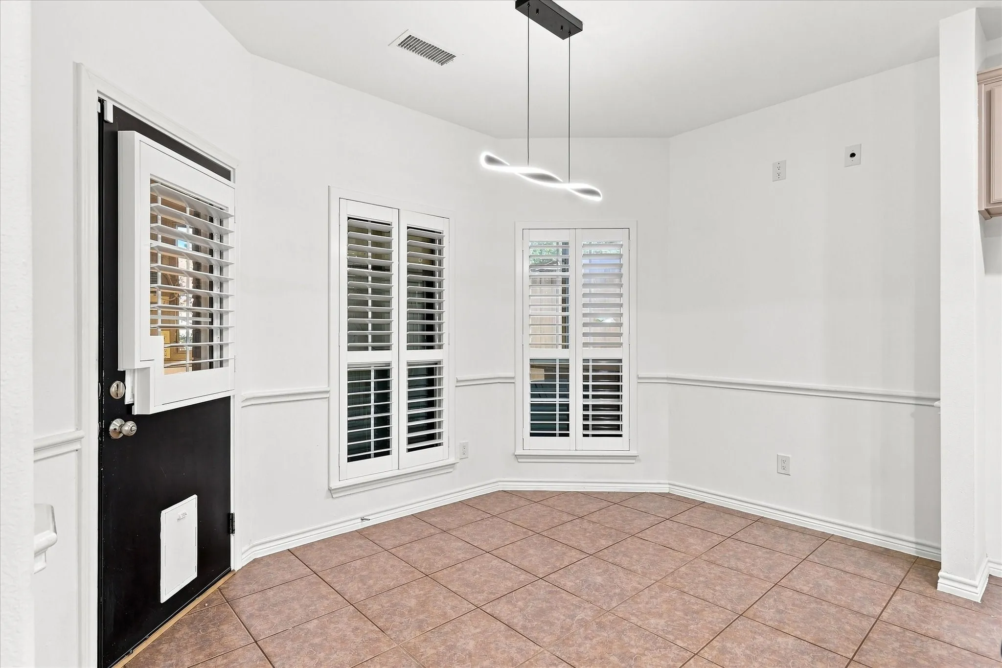 Single Family Residence For Sale in Dallas County , 809 Meadowside Court, Garland, Texas 75043, 5 Bedroom, 4 Bathroom, 2 Garage spaces, 4,102 Sqft, built in 2011, mls#21377240, Real Estate Agent in Garland, Homes For Sale in Dallas county, Homes For Sale in Garland, Realtor in Garland Texas, Real Estate Brokerage Independent Realty Texas, Luminita Cordes Realtor