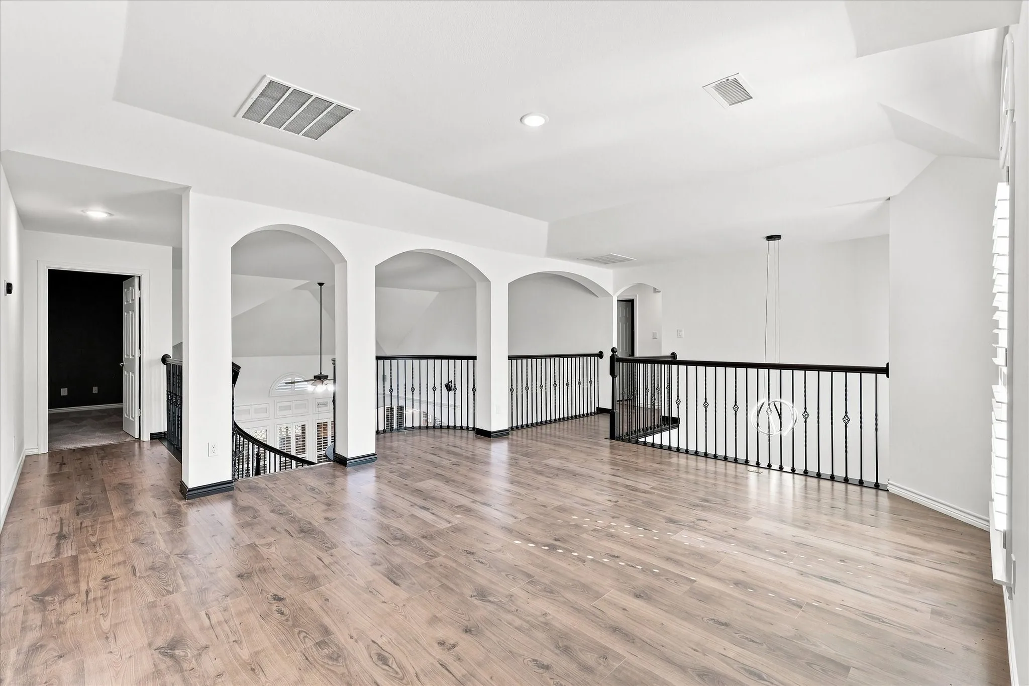 Single Family Residence For Sale in Dallas County , 809 Meadowside Court, Garland, Texas 75043, 5 Bedroom, 4 Bathroom, 2 Garage spaces, 4,102 Sqft, built in 2011, mls#21377240, Real Estate Agent in Garland, Homes For Sale in Dallas county, Homes For Sale in Garland, Realtor in Garland Texas, Real Estate Brokerage Independent Realty Texas, Luminita Cordes Realtor