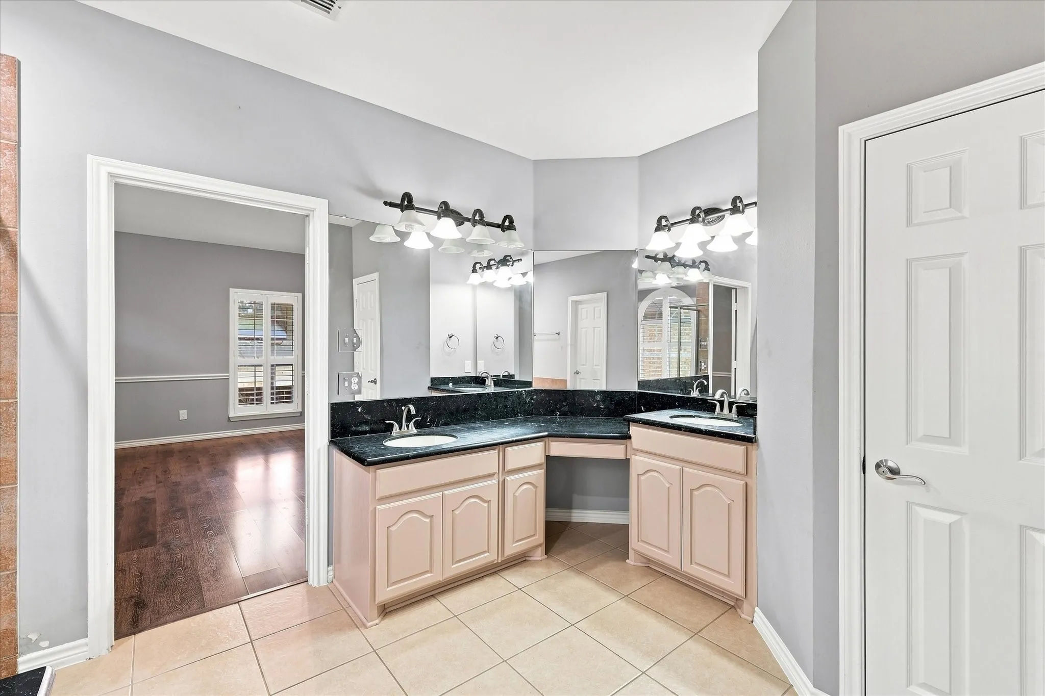 Single Family Residence For Sale in Dallas County , 809 Meadowside Court, Garland, Texas 75043, 5 Bedroom, 4 Bathroom, 2 Garage spaces, 4,102 Sqft, built in 2011, mls#21377240, Real Estate Agent in Garland, Homes For Sale in Dallas county, Homes For Sale in Garland, Realtor in Garland Texas, Real Estate Brokerage Independent Realty Texas, Luminita Cordes Realtor