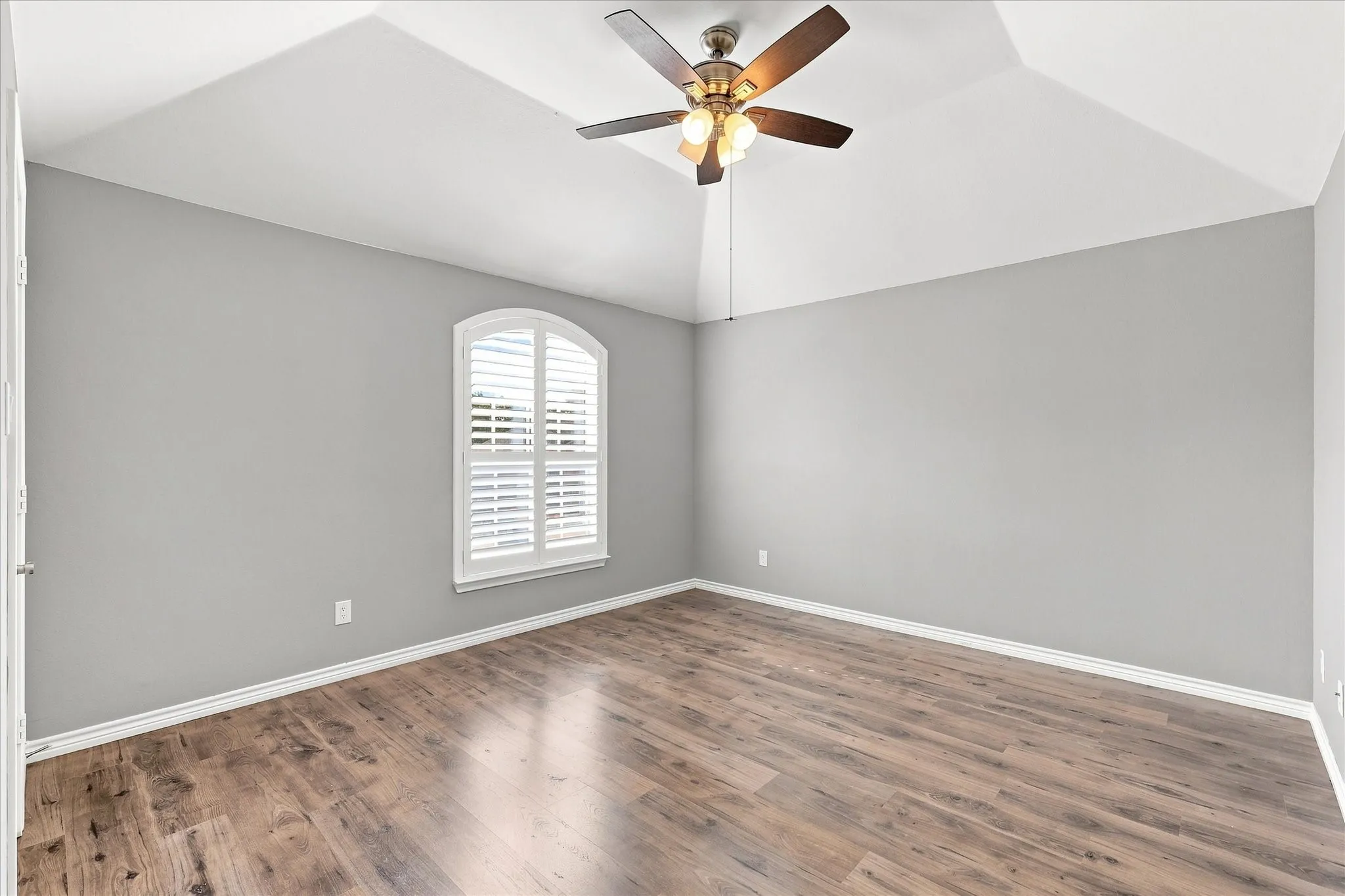 Single Family Residence For Sale in Dallas County , 809 Meadowside Court, Garland, Texas 75043, 5 Bedroom, 4 Bathroom, 2 Garage spaces, 4,102 Sqft, built in 2011, mls#21377240, Real Estate Agent in Garland, Homes For Sale in Dallas county, Homes For Sale in Garland, Realtor in Garland Texas, Real Estate Brokerage Independent Realty Texas, Luminita Cordes Realtor