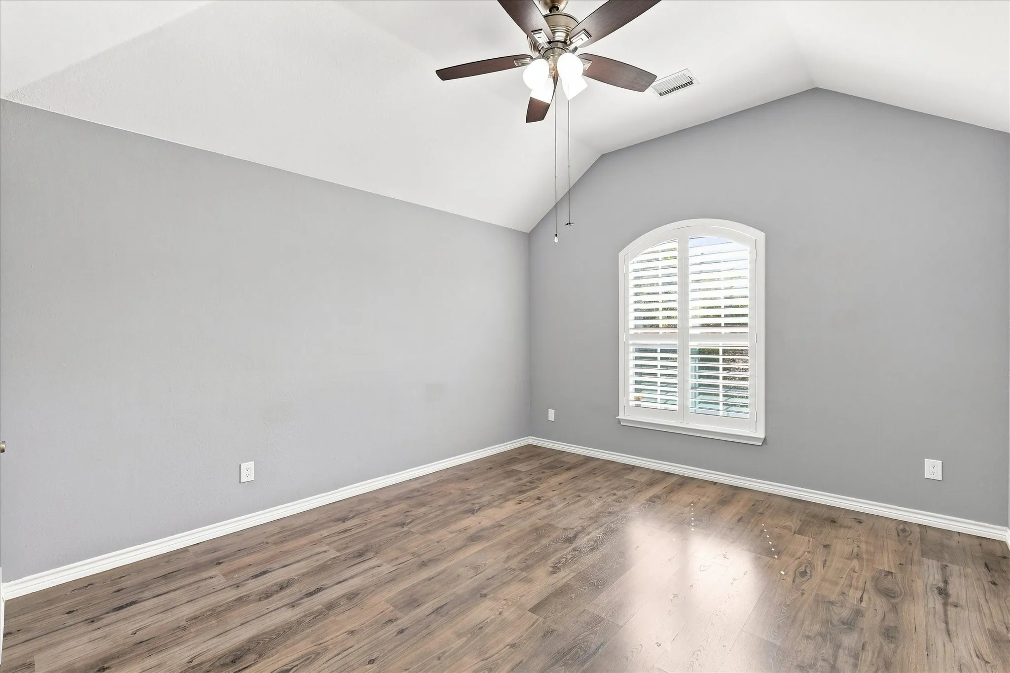 Single Family Residence For Sale in Dallas County , 809 Meadowside Court, Garland, Texas 75043, 5 Bedroom, 4 Bathroom, 2 Garage spaces, 4,102 Sqft, built in 2011, mls#21377240, Real Estate Agent in Garland, Homes For Sale in Dallas county, Homes For Sale in Garland, Realtor in Garland Texas, Real Estate Brokerage Independent Realty Texas, Luminita Cordes Realtor