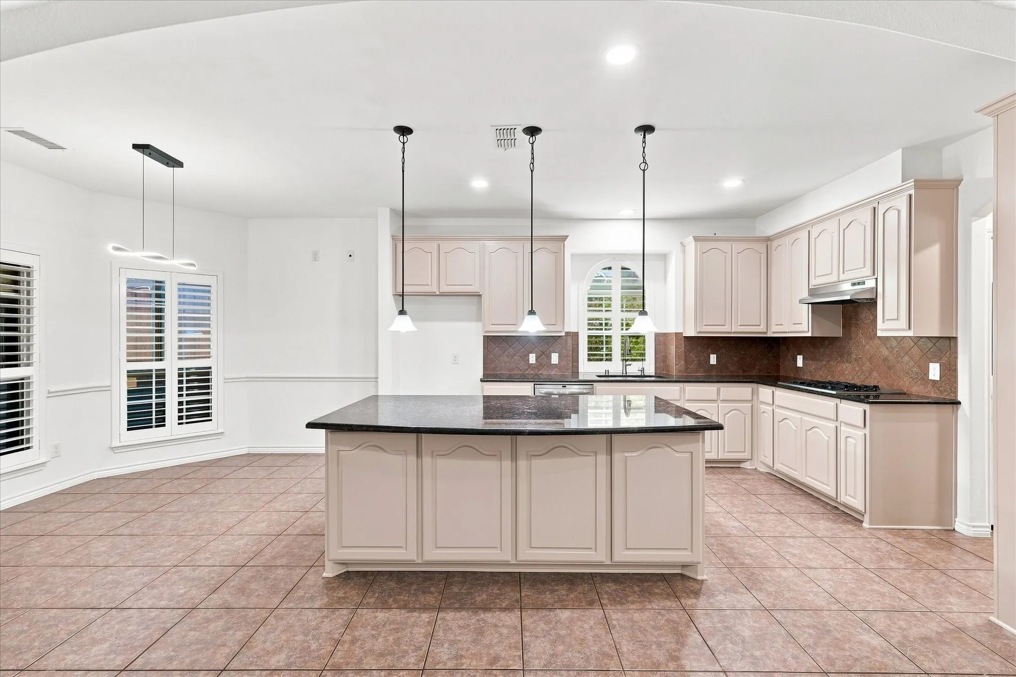 Single Family Residence For Sale in Dallas County , 809 Meadowside Court, Garland, Texas 75043, 5 Bedroom, 4 Bathroom, 2 Garage spaces, 4,102 Sqft, built in 2011, mls#21377240, Real Estate Agent in Garland, Homes For Sale in Dallas county, Homes For Sale in Garland, Realtor in Garland Texas, Real Estate Brokerage Independent Realty Texas, Luminita Cordes Realtor