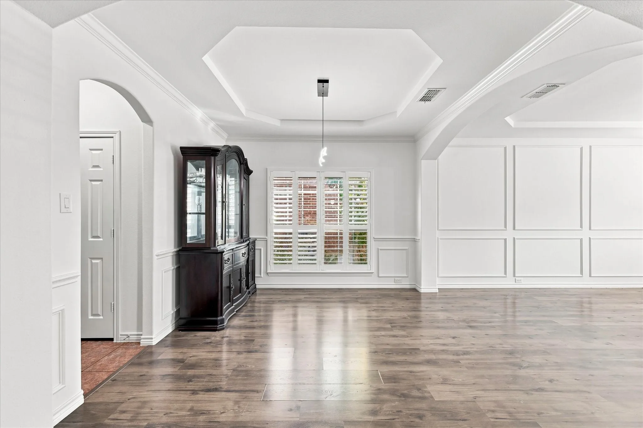 Single Family Residence For Sale in Dallas County , 809 Meadowside Court, Garland, Texas 75043, 5 Bedroom, 4 Bathroom, 2 Garage spaces, 4,102 Sqft, built in 2011, mls#21377240, Real Estate Agent in Garland, Homes For Sale in Dallas county, Homes For Sale in Garland, Realtor in Garland Texas, Real Estate Brokerage Independent Realty Texas, Luminita Cordes Realtor