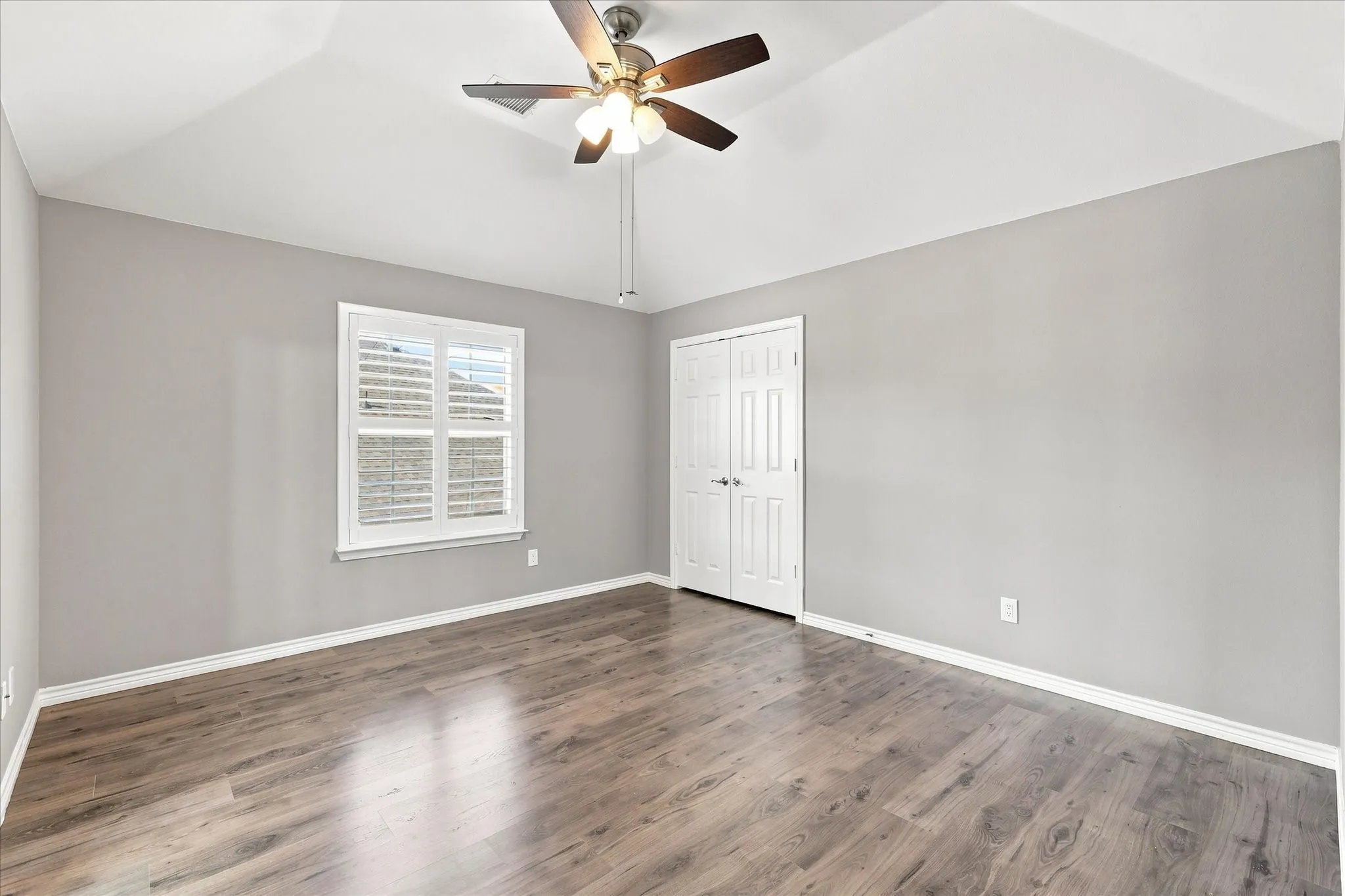 Single Family Residence For Sale in Dallas County , 809 Meadowside Court, Garland, Texas 75043, 5 Bedroom, 4 Bathroom, 2 Garage spaces, 4,102 Sqft, built in 2011, mls#21377240, Real Estate Agent in Garland, Homes For Sale in Dallas county, Homes For Sale in Garland, Realtor in Garland Texas, Real Estate Brokerage Independent Realty Texas, Luminita Cordes Realtor
