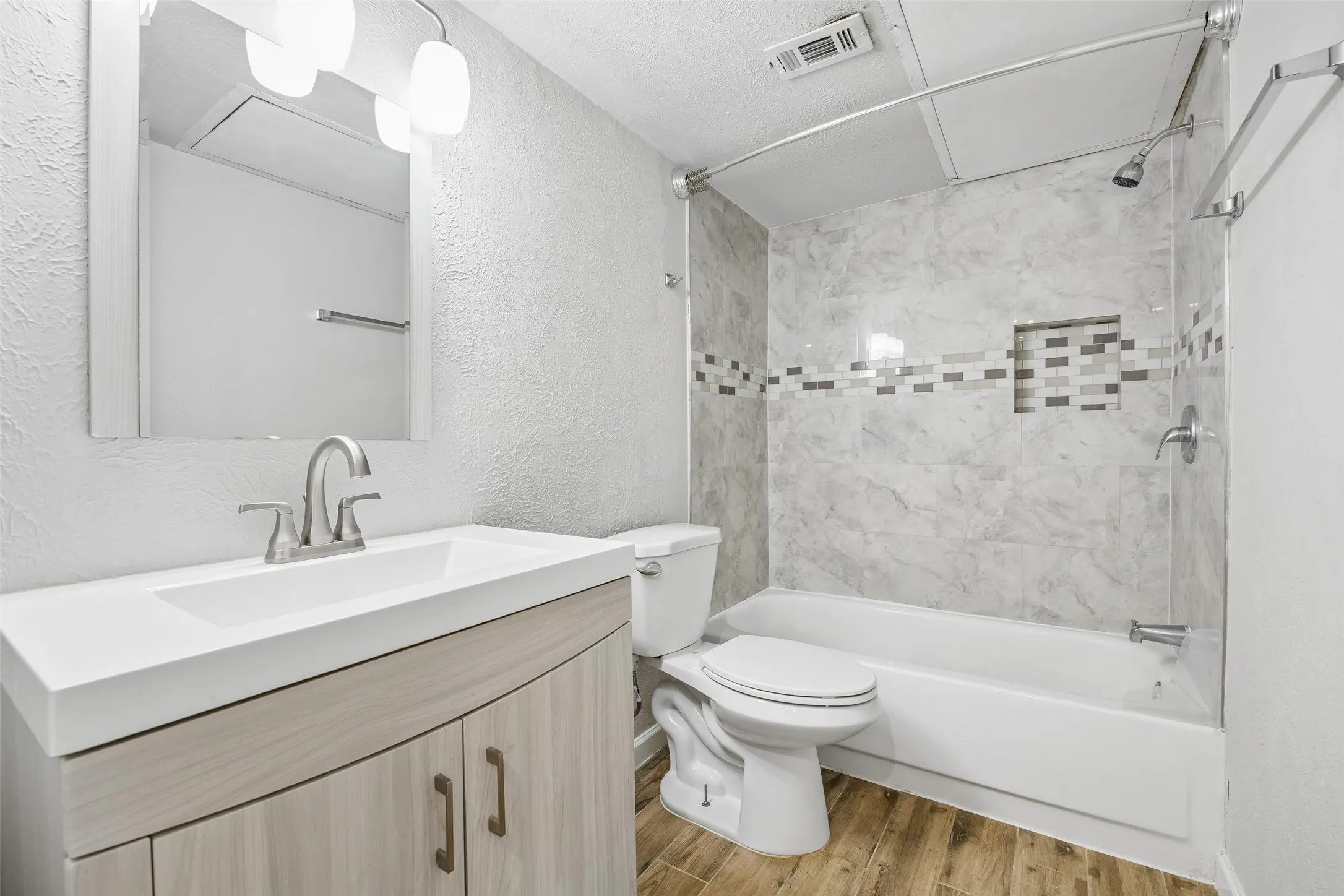 Townhouse For Sale in Dallas County , 2108 Via Madonna, Carrollton, Texas 75006, 3 Bedroom, 2 Bathroom, Garage spaces, 1,416 Sqft, built in 1973, mls#21381316, Real Estate Agent in Carrollton, Homes For Sale in Dallas county, Homes For Sale in Carrollton, Realtor in Carrollton Texas, Real Estate Brokerage Independent Realty Texas, Luminita Cordes Realtor