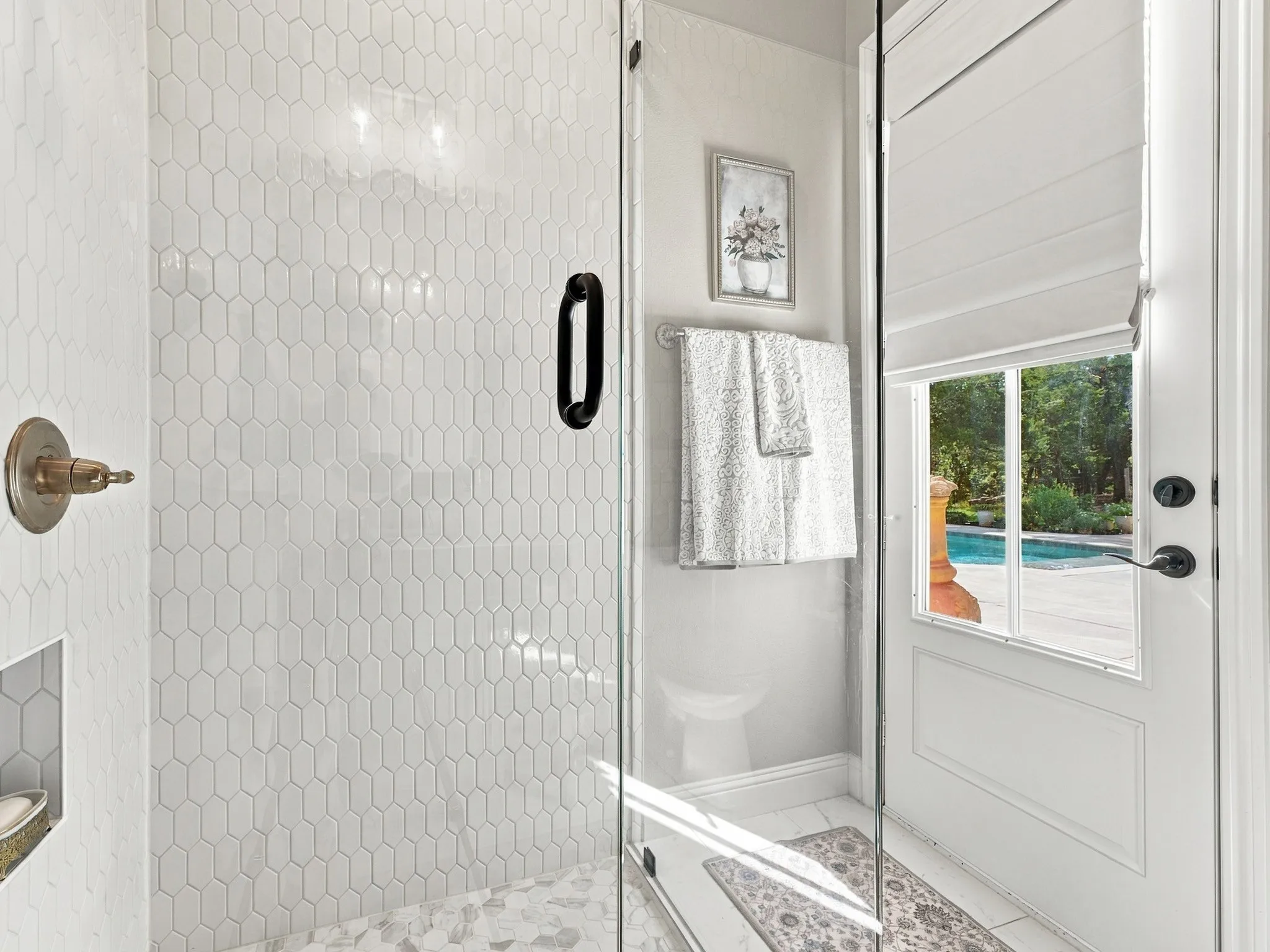 Shower with picket tile surround and built-in niche right off the back patio
