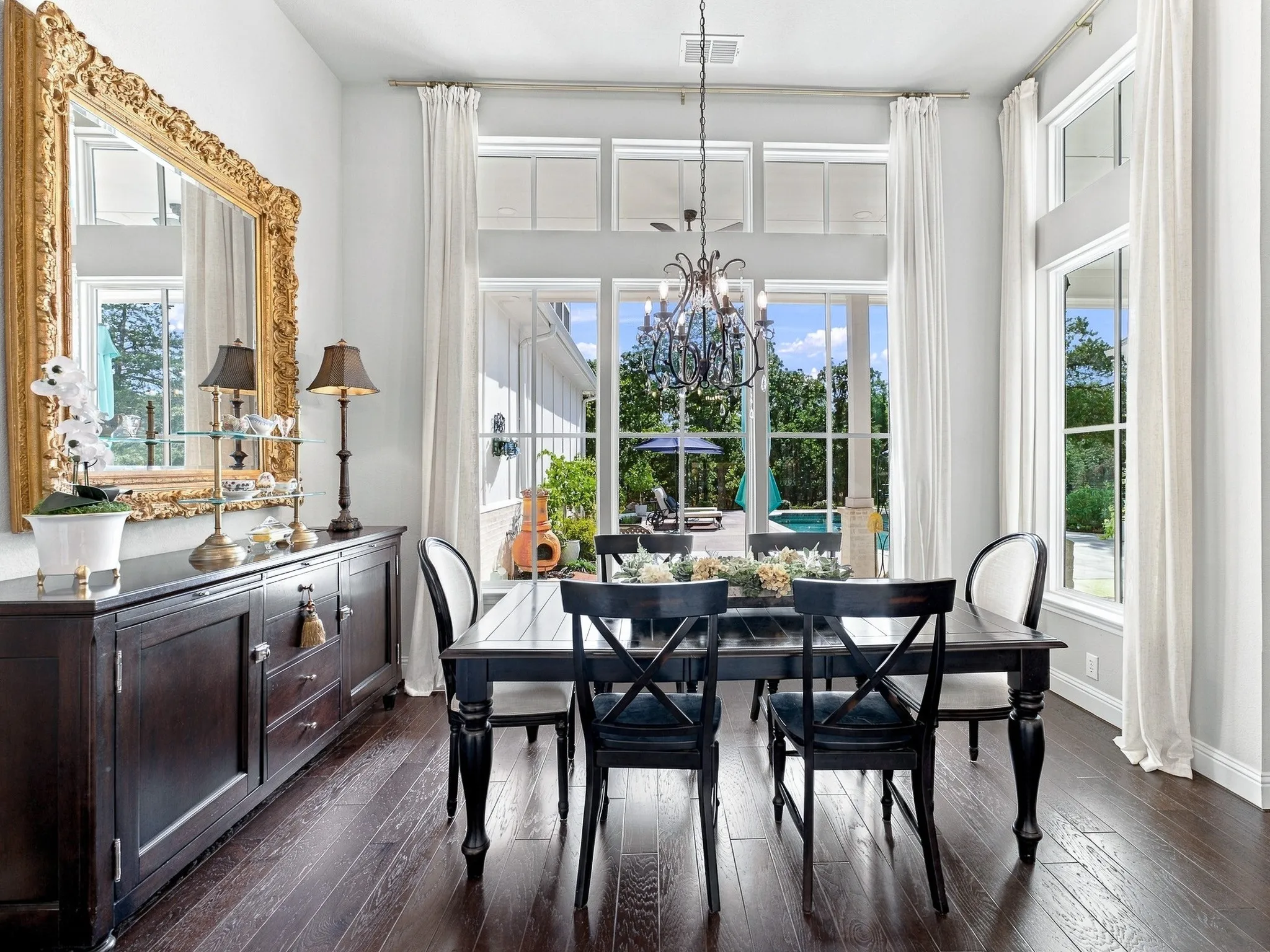 Eat in kitchen area