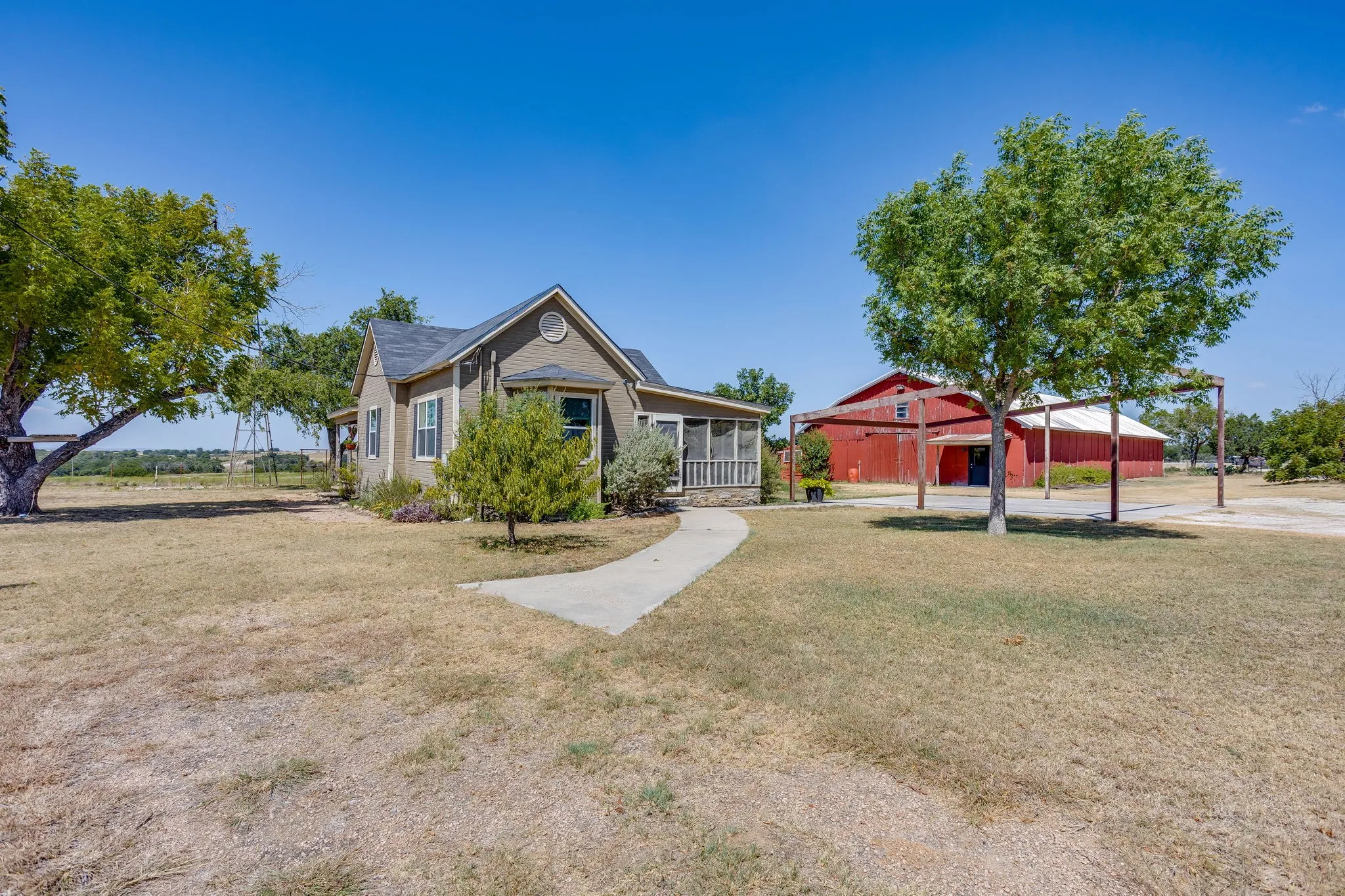 Single Family Residence For Sale in Hamilton County , 155 County Road 525, Evant, Texas 76525, 2 Bedroom, 2 Bathroom, Garage spaces, 1,310 Sqft, built in 1940, mls#21381169, Real Estate Agent in Evant, Homes For Sale in Hamilton county, Homes For Sale in Evant, Realtor in Evant Texas, Real Estate Brokerage Independent Realty Texas, Luminita Cordes Realtor