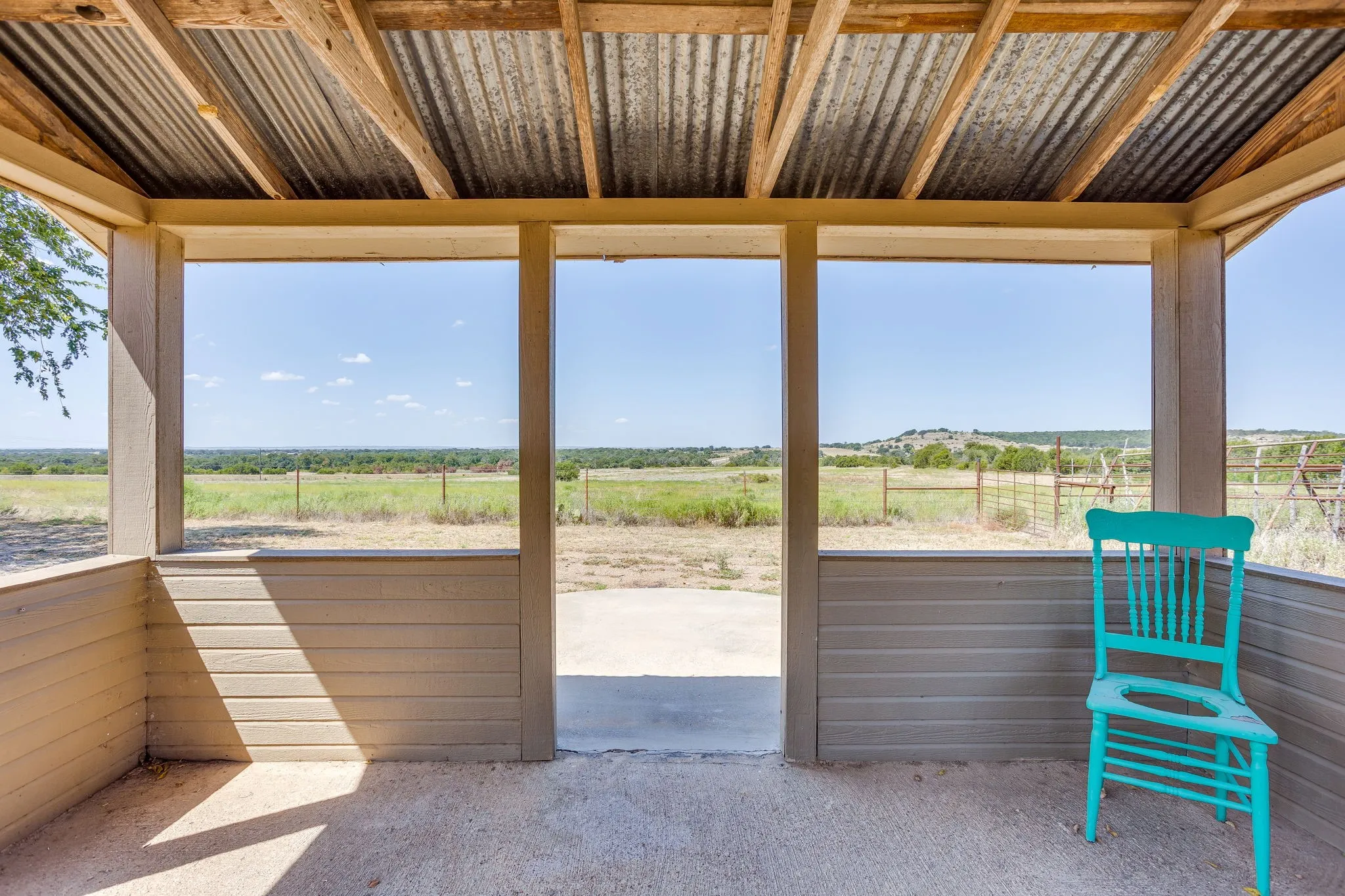 Single Family Residence For Sale in Hamilton County , 155 County Road 525, Evant, Texas 76525, 2 Bedroom, 2 Bathroom, Garage spaces, 1,310 Sqft, built in 1940, mls#21381169, Real Estate Agent in Evant, Homes For Sale in Hamilton county, Homes For Sale in Evant, Realtor in Evant Texas, Real Estate Brokerage Independent Realty Texas, Luminita Cordes Realtor