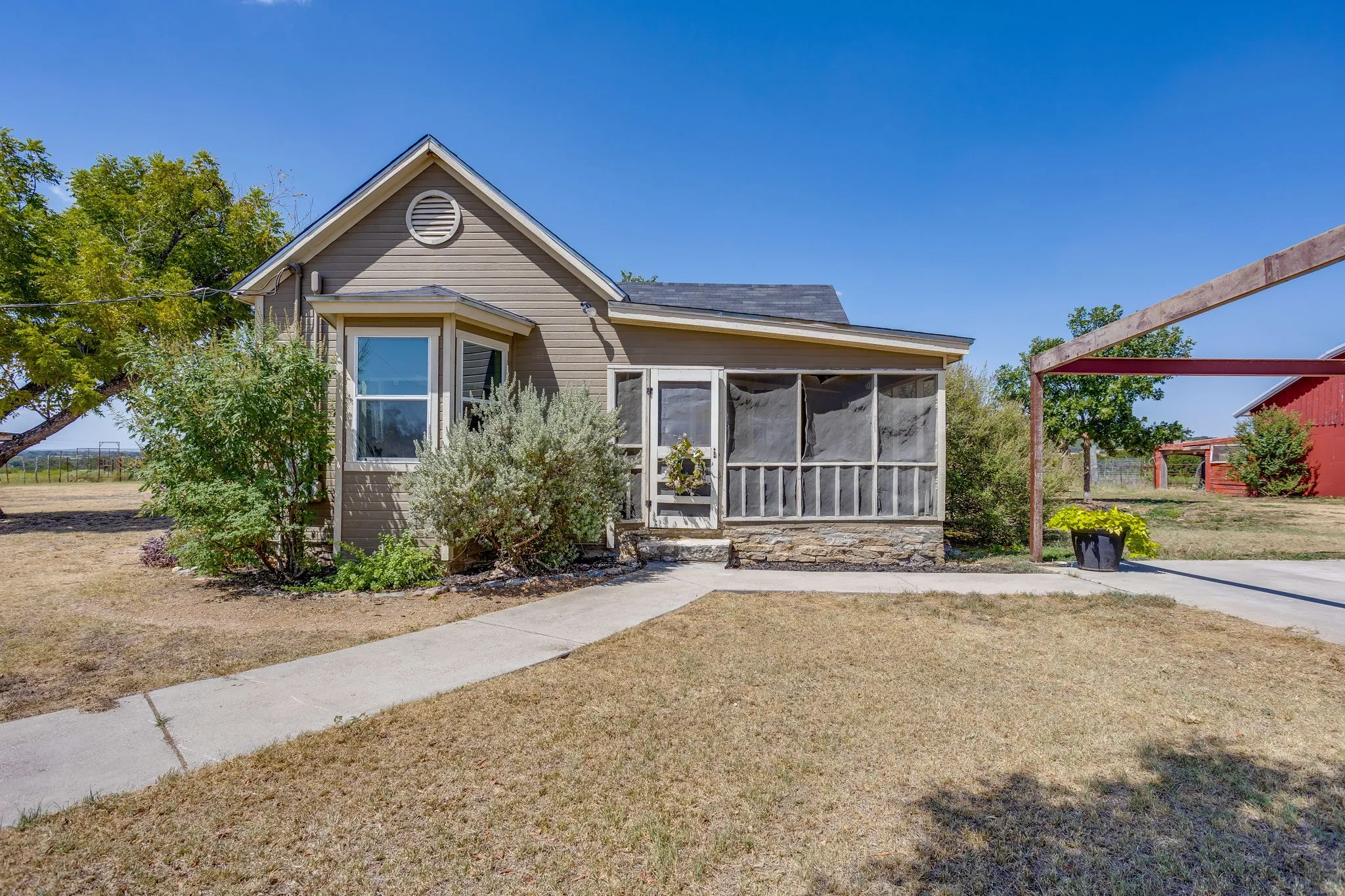 Single Family Residence For Sale in Hamilton County , 155 County Road 525, Evant, Texas 76525, 2 Bedroom, 2 Bathroom, Garage spaces, 1,310 Sqft, built in 1940, mls#21381169, Real Estate Agent in Evant, Homes For Sale in Hamilton county, Homes For Sale in Evant, Realtor in Evant Texas, Real Estate Brokerage Independent Realty Texas, Luminita Cordes Realtor