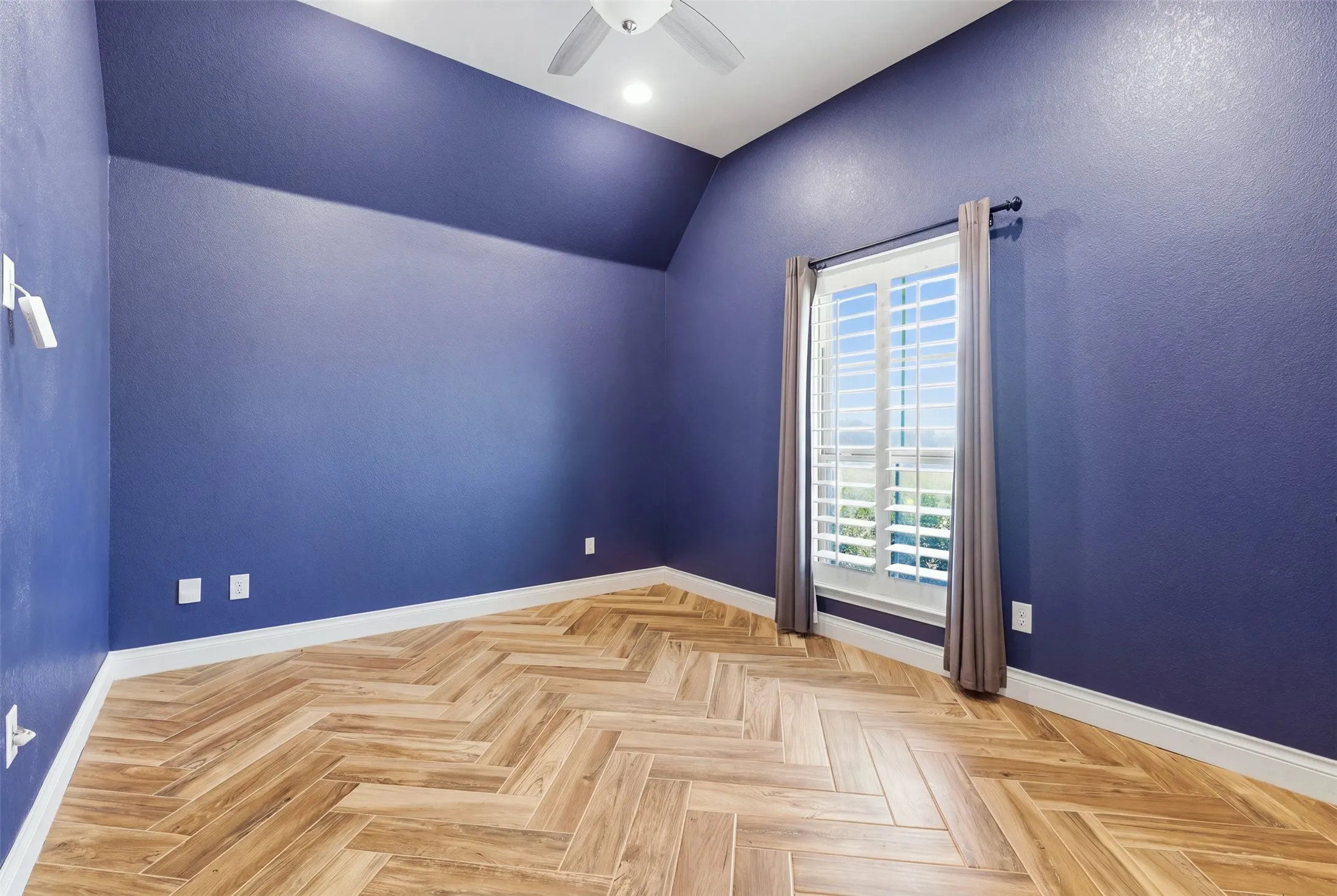 Vaulted ceiling with a ceiling fan and recessed lighting