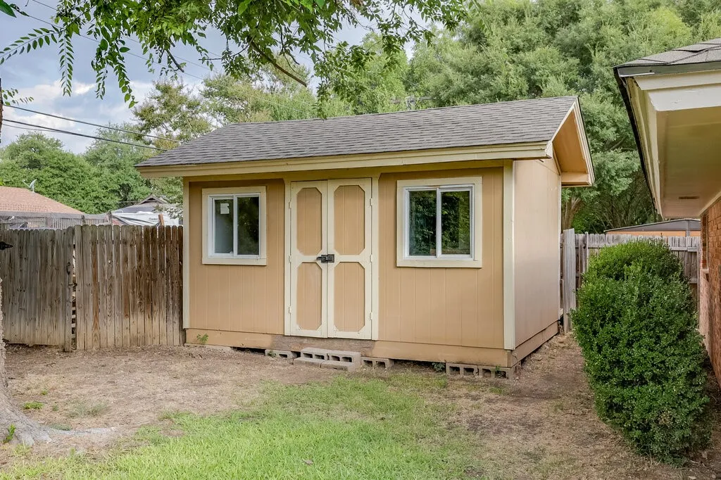 Single Family Residence For Sale in Tarrant County , 6805 Valhalla Road, Fort Worth, Texas 76116, 4 Bedroom, 3 Bathroom, 2 Garage spaces, 2,509 Sqft, built in 1965, mls#21381328, Real Estate Agent in Fort Worth, Homes For Sale in Tarrant county, Homes For Sale in Fort Worth, Realtor in Fort Worth Texas, Real Estate Brokerage Independent Realty Texas, Luminita Cordes Realtor