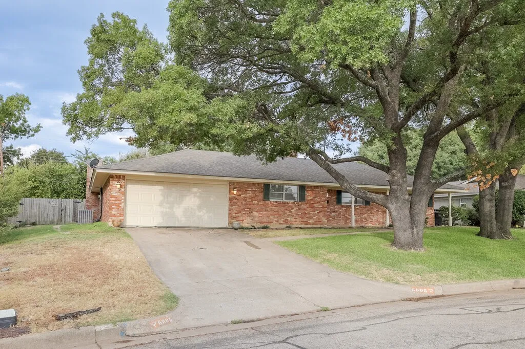 Single Family Residence For Sale in Tarrant County , 6805 Valhalla Road, Fort Worth, Texas 76116, 4 Bedroom, 3 Bathroom, 2 Garage spaces, 2,509 Sqft, built in 1965, mls#21381328, Real Estate Agent in Fort Worth, Homes For Sale in Tarrant county, Homes For Sale in Fort Worth, Realtor in Fort Worth Texas, Real Estate Brokerage Independent Realty Texas, Luminita Cordes Realtor