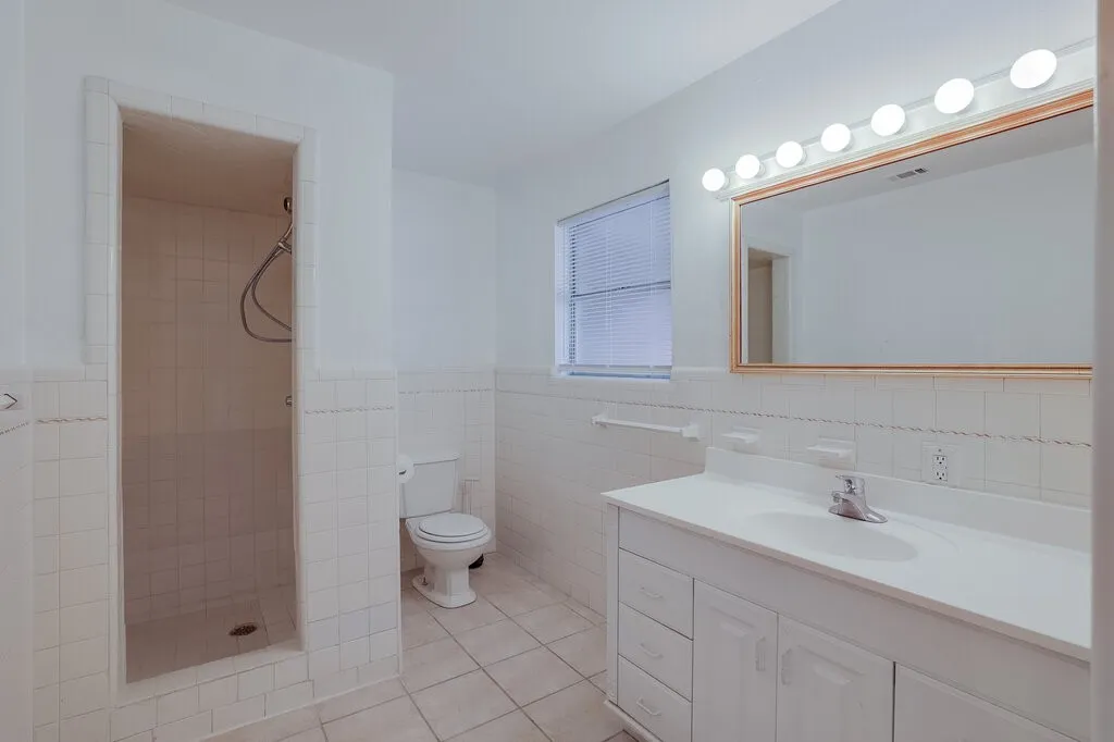 Single Family Residence For Sale in Tarrant County , 6805 Valhalla Road, Fort Worth, Texas 76116, 4 Bedroom, 3 Bathroom, 2 Garage spaces, 2,509 Sqft, built in 1965, mls#21381328, Real Estate Agent in Fort Worth, Homes For Sale in Tarrant county, Homes For Sale in Fort Worth, Realtor in Fort Worth Texas, Real Estate Brokerage Independent Realty Texas, Luminita Cordes Realtor