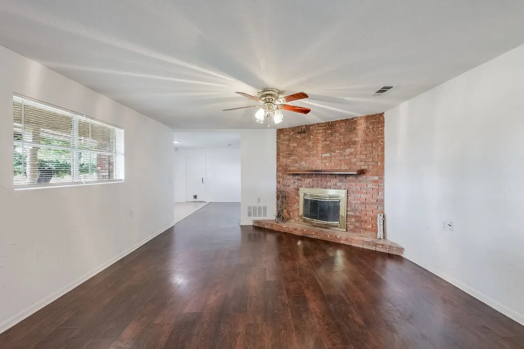 Single Family Residence For Sale in Tarrant County , 6805 Valhalla Road, Fort Worth, Texas 76116, 4 Bedroom, 3 Bathroom, 2 Garage spaces, 2,509 Sqft, built in 1965, mls#21381328, Real Estate Agent in Fort Worth, Homes For Sale in Tarrant county, Homes For Sale in Fort Worth, Realtor in Fort Worth Texas, Real Estate Brokerage Independent Realty Texas, Luminita Cordes Realtor