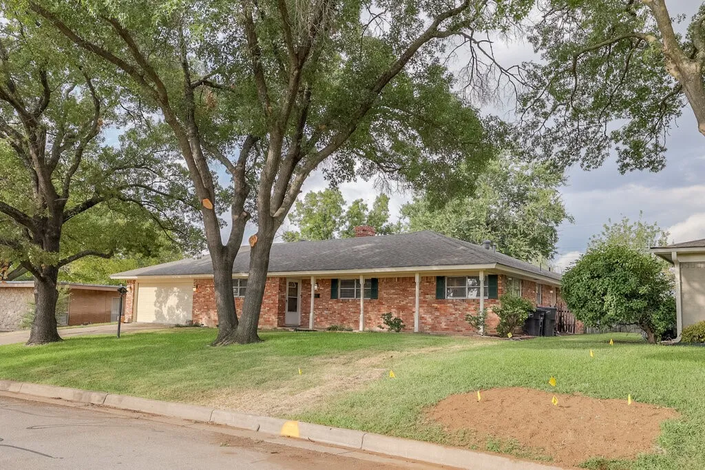Single Family Residence For Sale in Tarrant County , 6805 Valhalla Road, Fort Worth, Texas 76116, 4 Bedroom, 3 Bathroom, 2 Garage spaces, 2,509 Sqft, built in 1965, mls#21381328, Real Estate Agent in Fort Worth, Homes For Sale in Tarrant county, Homes For Sale in Fort Worth, Realtor in Fort Worth Texas, Real Estate Brokerage Independent Realty Texas, Luminita Cordes Realtor