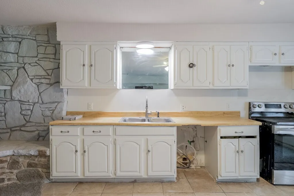 Single Family Residence For Sale in Tarrant County , 6805 Valhalla Road, Fort Worth, Texas 76116, 4 Bedroom, 3 Bathroom, 2 Garage spaces, 2,509 Sqft, built in 1965, mls#21381328, Real Estate Agent in Fort Worth, Homes For Sale in Tarrant county, Homes For Sale in Fort Worth, Realtor in Fort Worth Texas, Real Estate Brokerage Independent Realty Texas, Luminita Cordes Realtor