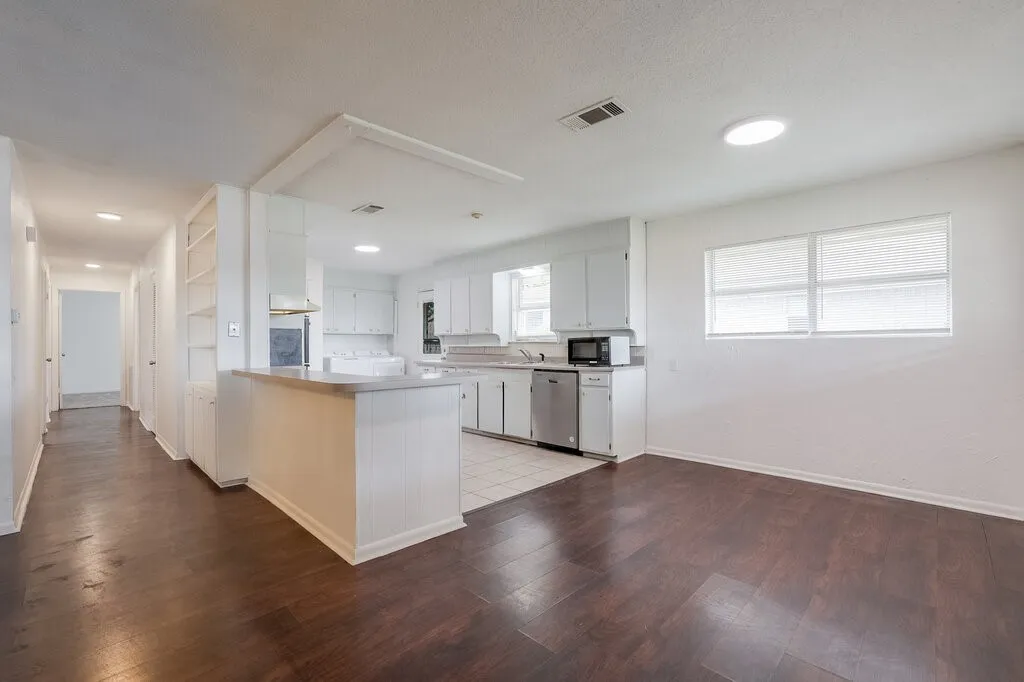 Single Family Residence For Sale in Tarrant County , 6805 Valhalla Road, Fort Worth, Texas 76116, 4 Bedroom, 3 Bathroom, 2 Garage spaces, 2,509 Sqft, built in 1965, mls#21381328, Real Estate Agent in Fort Worth, Homes For Sale in Tarrant county, Homes For Sale in Fort Worth, Realtor in Fort Worth Texas, Real Estate Brokerage Independent Realty Texas, Luminita Cordes Realtor