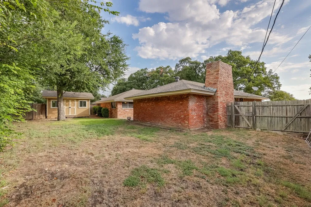 Single Family Residence For Sale in Tarrant County , 6805 Valhalla Road, Fort Worth, Texas 76116, 4 Bedroom, 3 Bathroom, 2 Garage spaces, 2,509 Sqft, built in 1965, mls#21381328, Real Estate Agent in Fort Worth, Homes For Sale in Tarrant county, Homes For Sale in Fort Worth, Realtor in Fort Worth Texas, Real Estate Brokerage Independent Realty Texas, Luminita Cordes Realtor