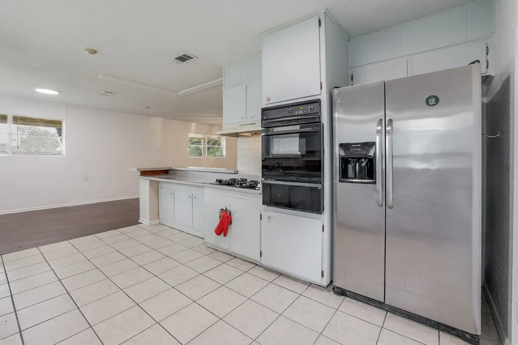 Single Family Residence For Sale in Tarrant County , 6805 Valhalla Road, Fort Worth, Texas 76116, 4 Bedroom, 3 Bathroom, 2 Garage spaces, 2,509 Sqft, built in 1965, mls#21381328, Real Estate Agent in Fort Worth, Homes For Sale in Tarrant county, Homes For Sale in Fort Worth, Realtor in Fort Worth Texas, Real Estate Brokerage Independent Realty Texas, Luminita Cordes Realtor