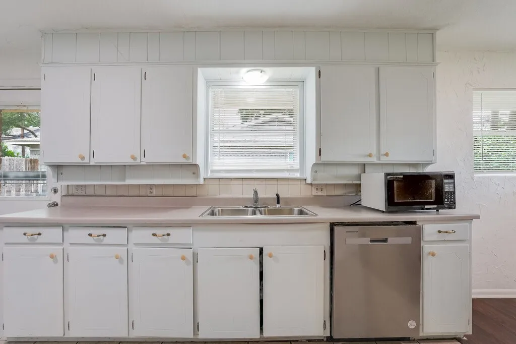 Single Family Residence For Sale in Tarrant County , 6805 Valhalla Road, Fort Worth, Texas 76116, 4 Bedroom, 3 Bathroom, 2 Garage spaces, 2,509 Sqft, built in 1965, mls#21381328, Real Estate Agent in Fort Worth, Homes For Sale in Tarrant county, Homes For Sale in Fort Worth, Realtor in Fort Worth Texas, Real Estate Brokerage Independent Realty Texas, Luminita Cordes Realtor