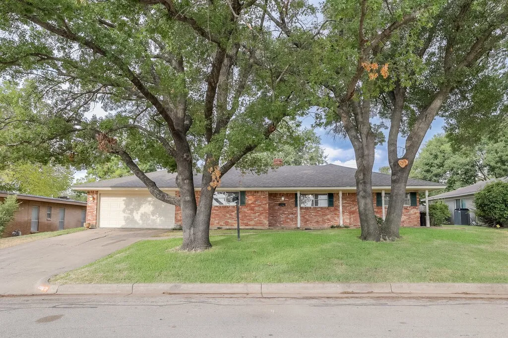Single Family Residence For Sale in Tarrant County , 6805 Valhalla Road, Fort Worth, Texas 76116, 4 Bedroom, 3 Bathroom, 2 Garage spaces, 2,509 Sqft, built in 1965, mls#21381328, Real Estate Agent in Fort Worth, Homes For Sale in Tarrant county, Homes For Sale in Fort Worth, Realtor in Fort Worth Texas, Real Estate Brokerage Independent Realty Texas, Luminita Cordes Realtor