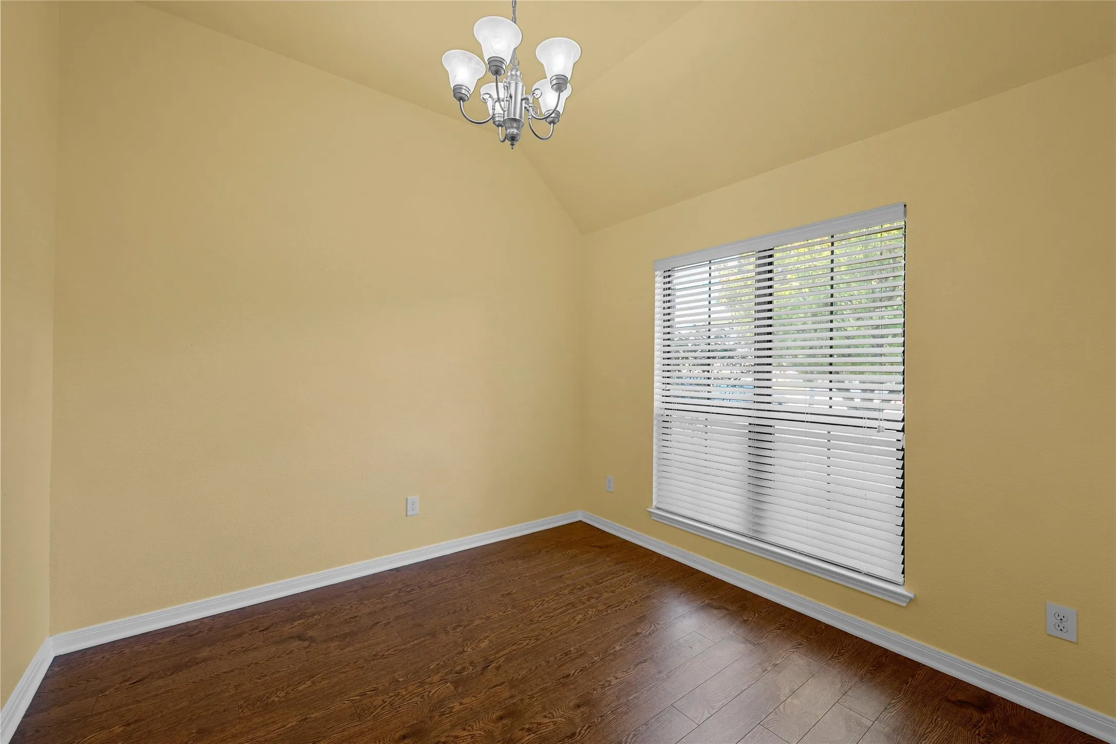 Single Family Residence For Sale in Mc Lennan County , 10437 Condor Loop, Waco, Texas 76708, 3 Bedroom, 2 Bathroom, 2 Garage spaces, 1,447 Sqft, built in 2011, mls#21378922, Real Estate Agent in Waco, Homes For Sale in Mc Lennan county, Homes For Sale in Waco, Realtor in Waco Texas, Real Estate Brokerage Independent Realty Texas, Luminita Cordes Realtor