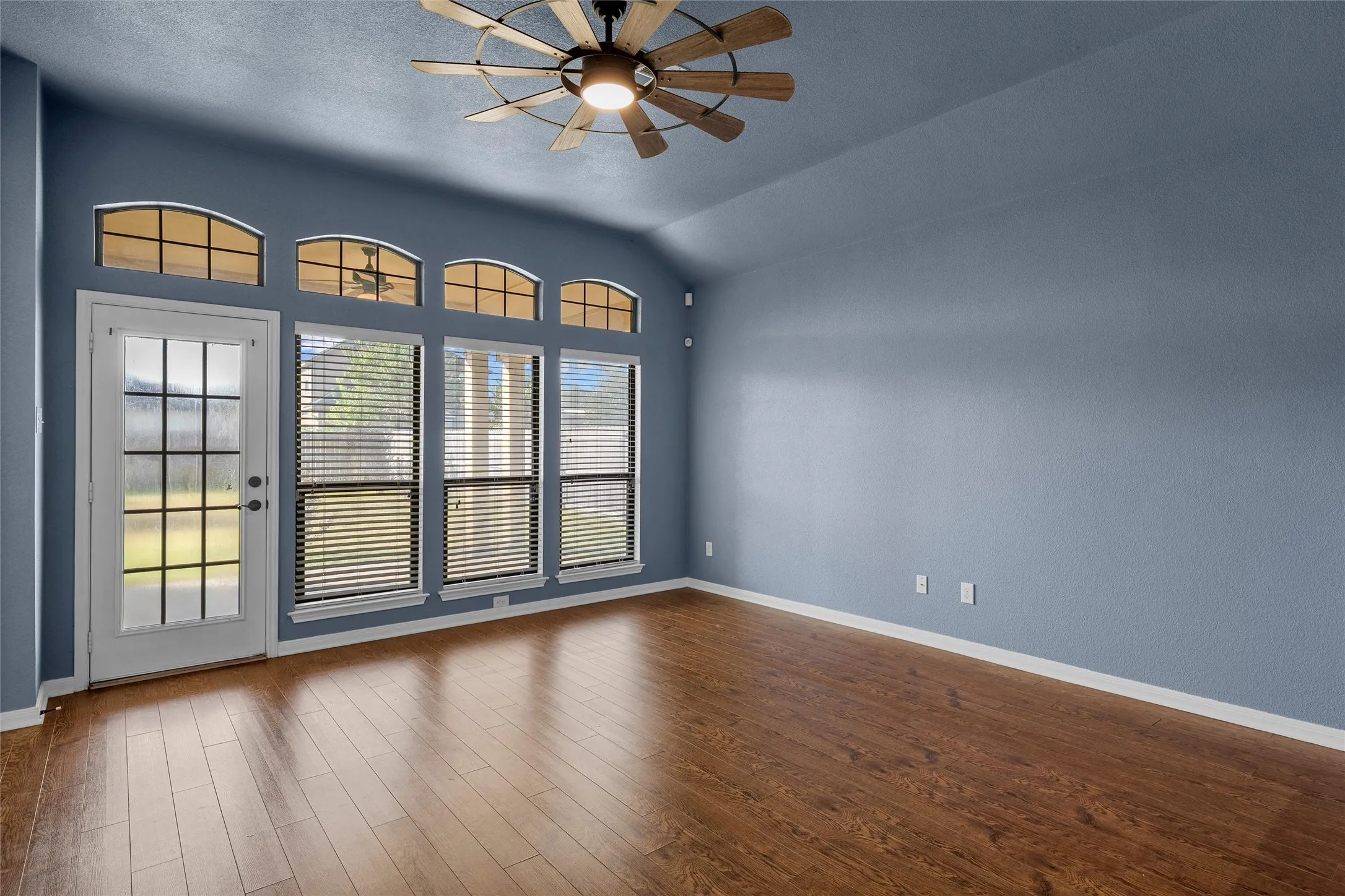 Single Family Residence For Sale in Mc Lennan County , 10437 Condor Loop, Waco, Texas 76708, 3 Bedroom, 2 Bathroom, 2 Garage spaces, 1,447 Sqft, built in 2011, mls#21378922, Real Estate Agent in Waco, Homes For Sale in Mc Lennan county, Homes For Sale in Waco, Realtor in Waco Texas, Real Estate Brokerage Independent Realty Texas, Luminita Cordes Realtor