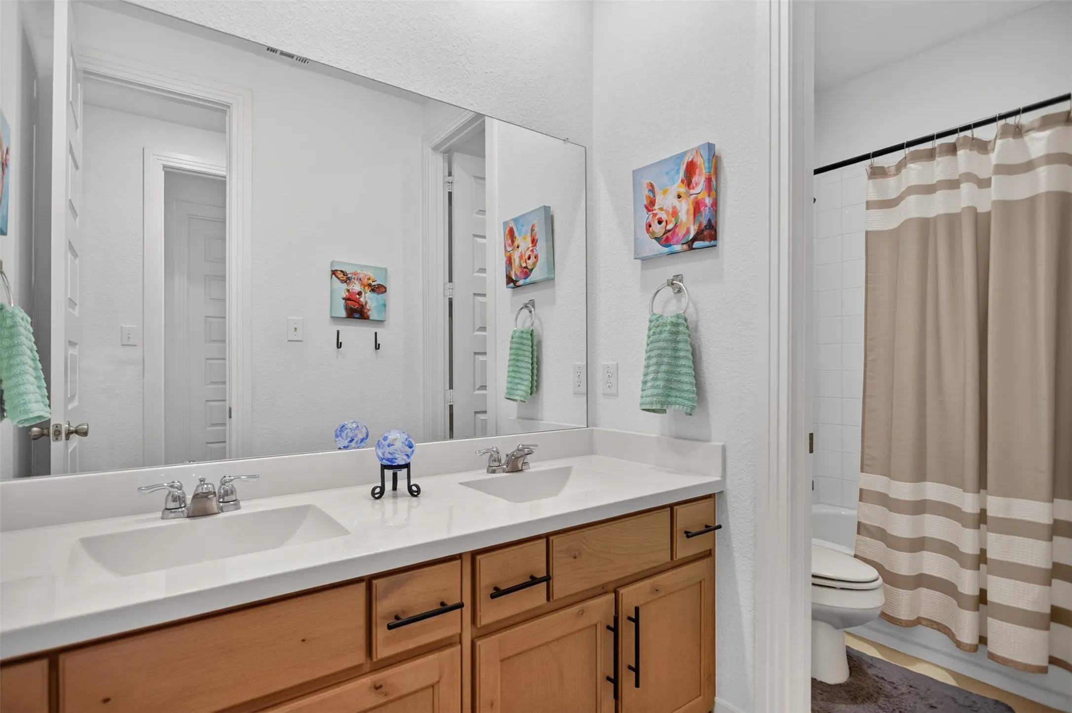 Double vanity with integrated sinks and a large mirror