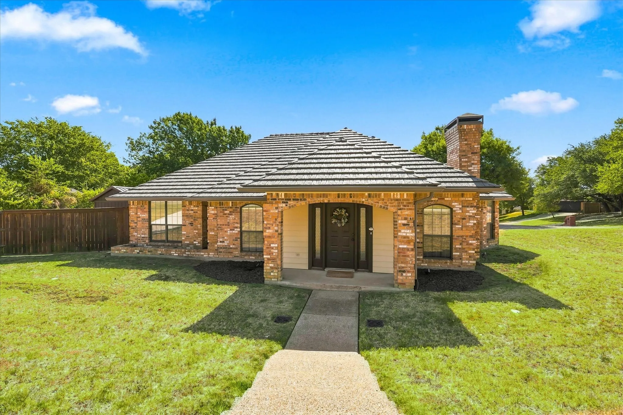 Single Family Residence For Sale in Tarrant County , 8712 Lake Country Drive, Fort Worth, Texas 76179, 3 Bedroom, 2 Bathroom, 2 Garage spaces, 1,793 Sqft, built in 1983, mls#21381319, Real Estate Agent in Fort Worth, Homes For Sale in Tarrant county, Homes For Sale in Fort Worth, Realtor in Fort Worth Texas, Real Estate Brokerage Independent Realty Texas, Luminita Cordes Realtor