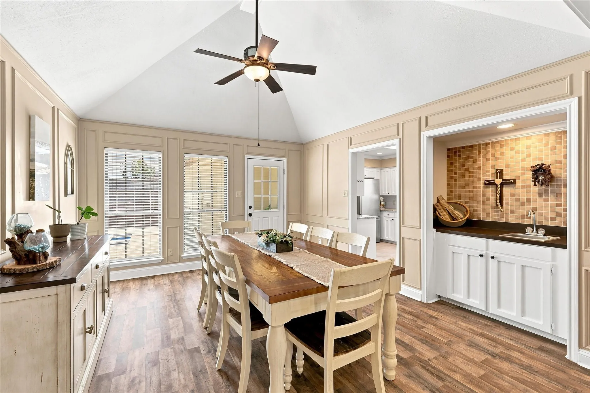 Single Family Residence For Sale in Tarrant County , 8712 Lake Country Drive, Fort Worth, Texas 76179, 3 Bedroom, 2 Bathroom, 2 Garage spaces, 1,793 Sqft, built in 1983, mls#21381319, Real Estate Agent in Fort Worth, Homes For Sale in Tarrant county, Homes For Sale in Fort Worth, Realtor in Fort Worth Texas, Real Estate Brokerage Independent Realty Texas, Luminita Cordes Realtor
