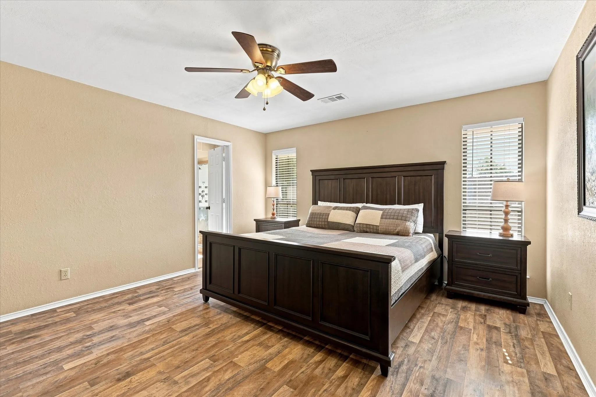 Single Family Residence For Sale in Tarrant County , 8712 Lake Country Drive, Fort Worth, Texas 76179, 3 Bedroom, 2 Bathroom, 2 Garage spaces, 1,793 Sqft, built in 1983, mls#21381319, Real Estate Agent in Fort Worth, Homes For Sale in Tarrant county, Homes For Sale in Fort Worth, Realtor in Fort Worth Texas, Real Estate Brokerage Independent Realty Texas, Luminita Cordes Realtor