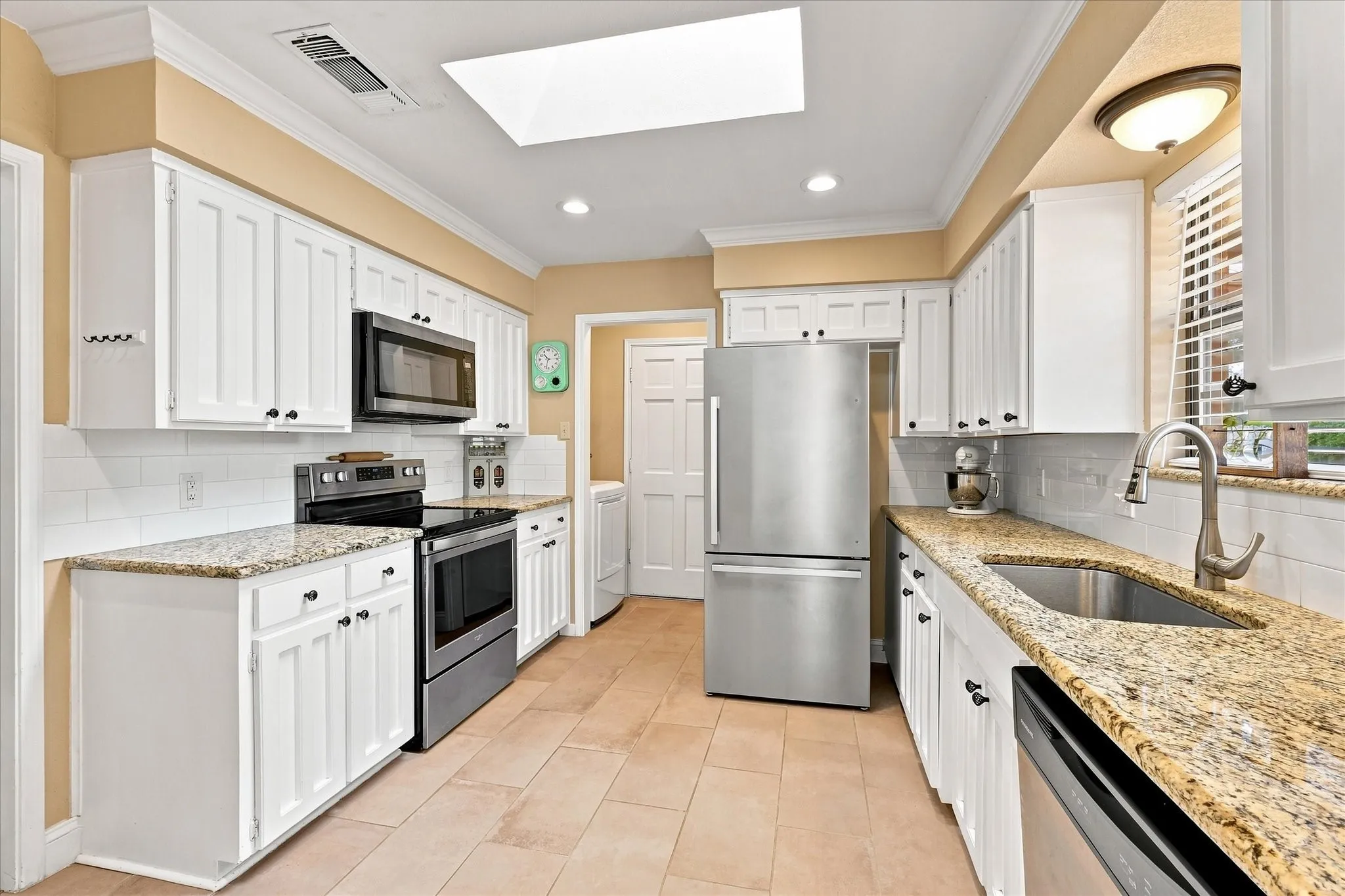 Single Family Residence For Sale in Tarrant County , 8712 Lake Country Drive, Fort Worth, Texas 76179, 3 Bedroom, 2 Bathroom, 2 Garage spaces, 1,793 Sqft, built in 1983, mls#21381319, Real Estate Agent in Fort Worth, Homes For Sale in Tarrant county, Homes For Sale in Fort Worth, Realtor in Fort Worth Texas, Real Estate Brokerage Independent Realty Texas, Luminita Cordes Realtor