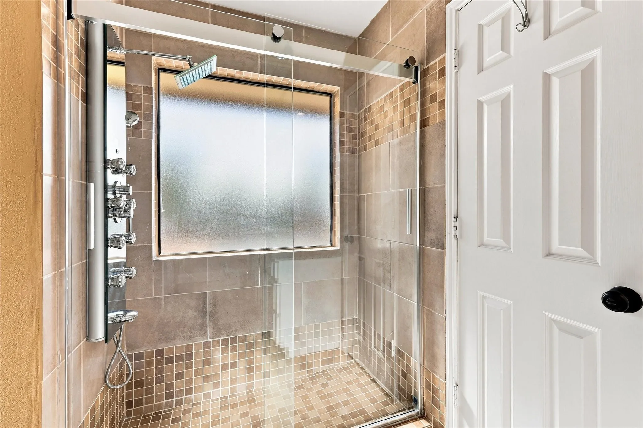 Single Family Residence For Sale in Tarrant County , 8712 Lake Country Drive, Fort Worth, Texas 76179, 3 Bedroom, 2 Bathroom, 2 Garage spaces, 1,793 Sqft, built in 1983, mls#21381319, Real Estate Agent in Fort Worth, Homes For Sale in Tarrant county, Homes For Sale in Fort Worth, Realtor in Fort Worth Texas, Real Estate Brokerage Independent Realty Texas, Luminita Cordes Realtor