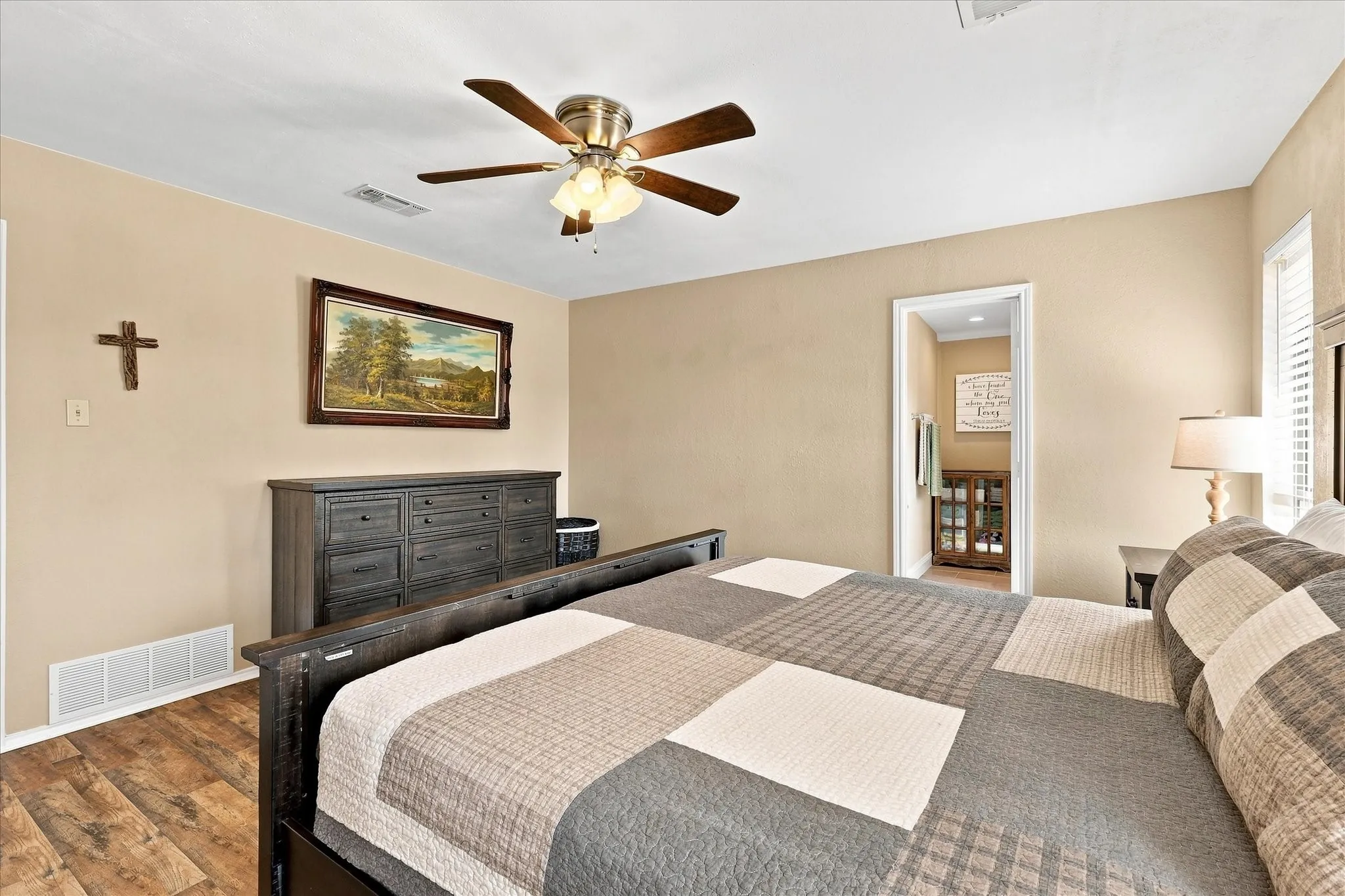 Single Family Residence For Sale in Tarrant County , 8712 Lake Country Drive, Fort Worth, Texas 76179, 3 Bedroom, 2 Bathroom, 2 Garage spaces, 1,793 Sqft, built in 1983, mls#21381319, Real Estate Agent in Fort Worth, Homes For Sale in Tarrant county, Homes For Sale in Fort Worth, Realtor in Fort Worth Texas, Real Estate Brokerage Independent Realty Texas, Luminita Cordes Realtor