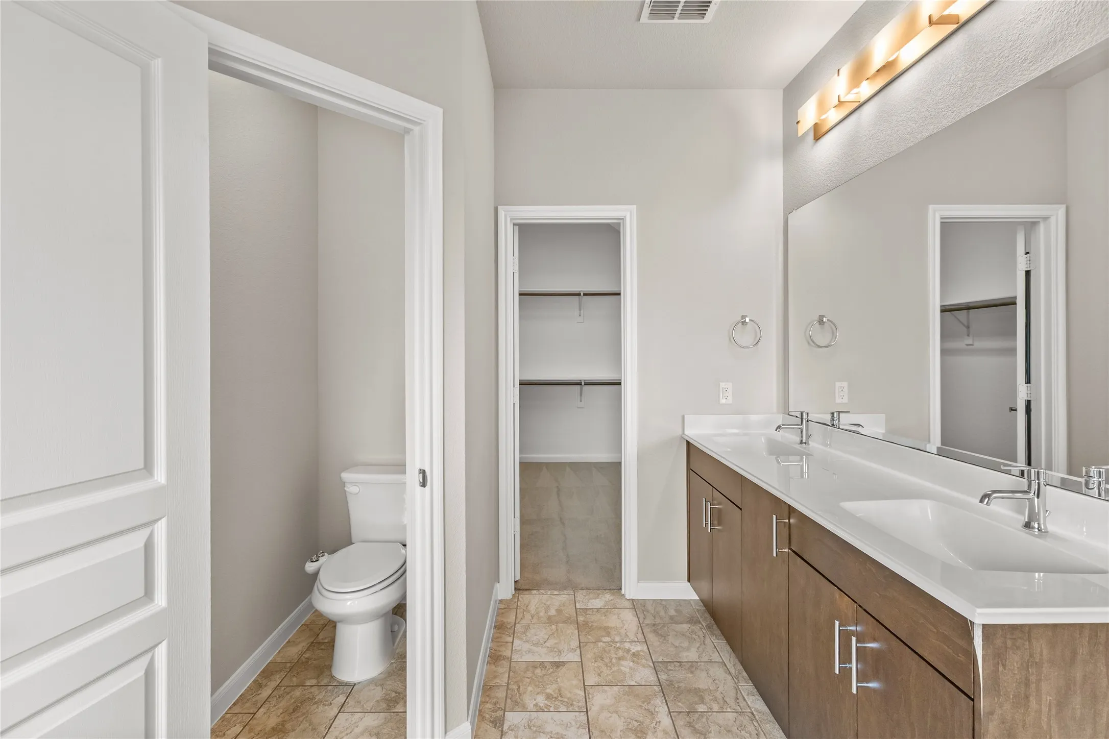 Single Family Residence For Rent in Tarrant County , 801 Oriel Circle, Fort Worth, Texas 76036, 5 Bedroom, 4 Bathroom, 2 Garage spaces, 3,070 Sqft, built in 2017, mls#21381356, Real Estate Agent in Fort Worth, Homes For Rent in Tarrant county, Homes For Rent in Fort Worth, Realtor in Fort Worth Texas, Real Estate Brokerage Independent Realty Texas, Luminita Cordes Realtor