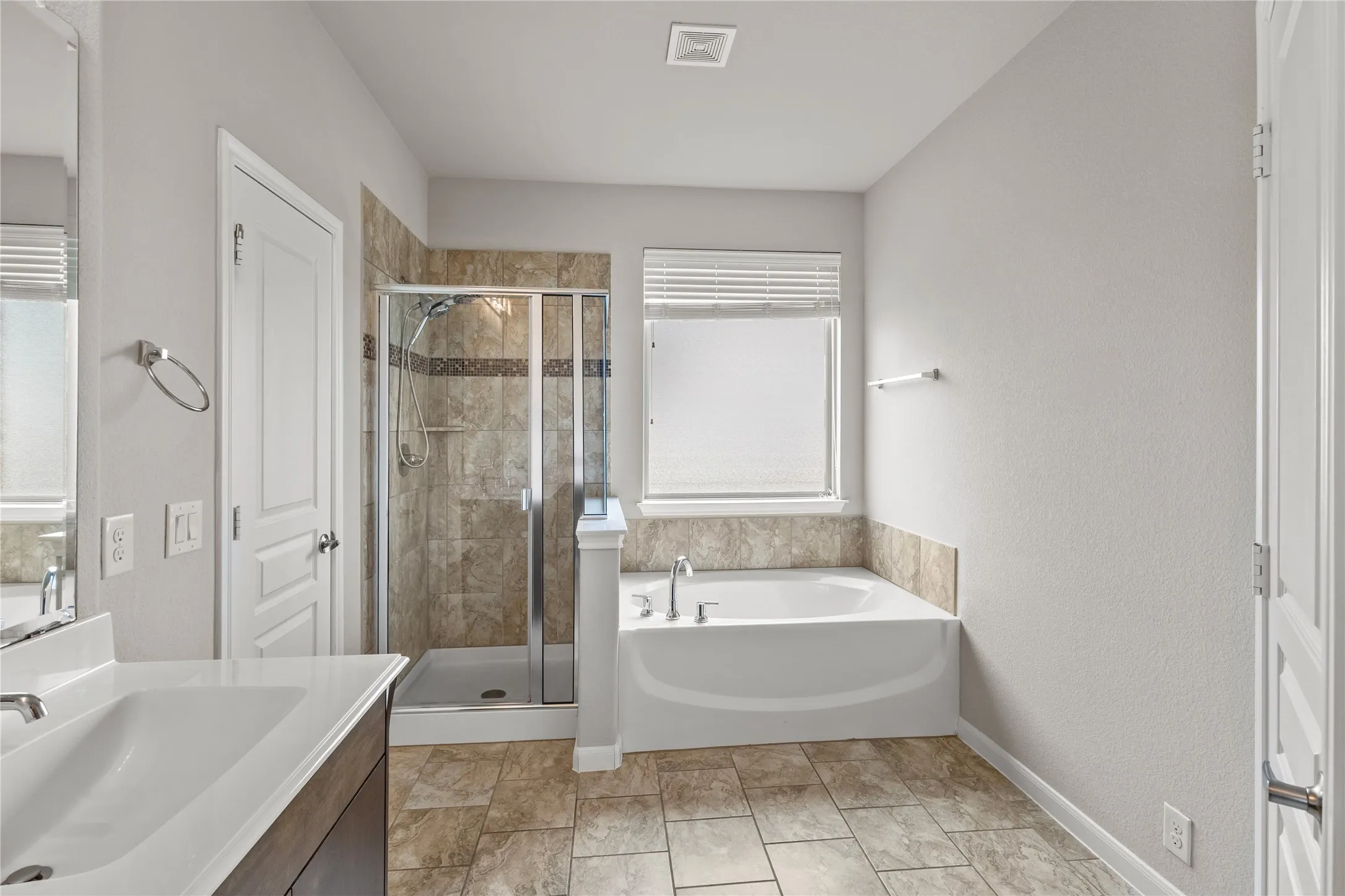 Single Family Residence For Rent in Tarrant County , 801 Oriel Circle, Fort Worth, Texas 76036, 5 Bedroom, 4 Bathroom, 2 Garage spaces, 3,070 Sqft, built in 2017, mls#21381356, Real Estate Agent in Fort Worth, Homes For Rent in Tarrant county, Homes For Rent in Fort Worth, Realtor in Fort Worth Texas, Real Estate Brokerage Independent Realty Texas, Luminita Cordes Realtor