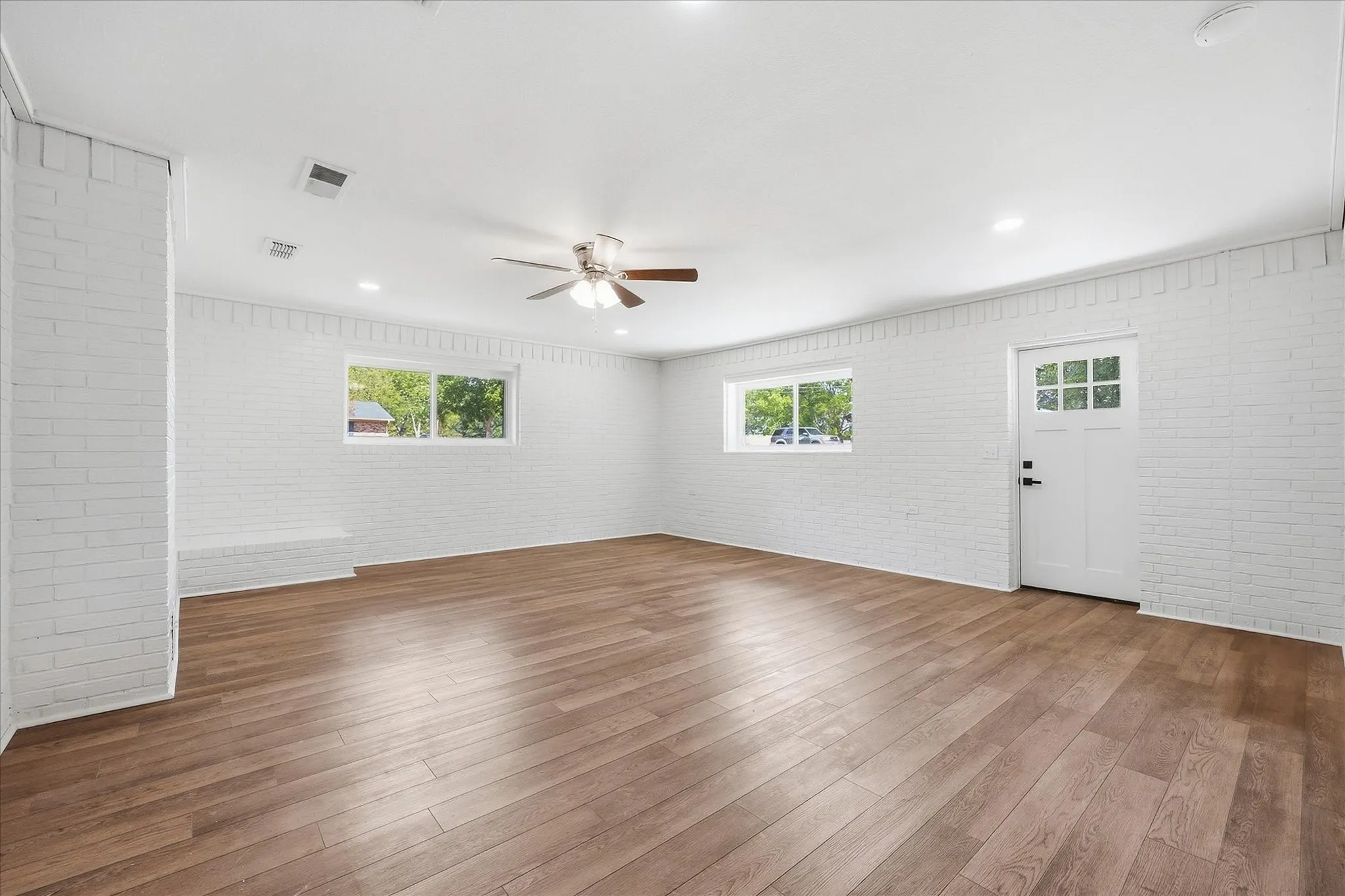 Single Family Residence For Sale in Van Zandt County , 205 Short Street, Canton, Texas 75103, 4 Bedroom, 4 Bathroom, Garage spaces, 2,670 Sqft, built in 1979, mls#21381357, Real Estate Agent in Canton, Homes For Sale in Van Zandt county, Homes For Sale in Canton, Realtor in Canton Texas, Real Estate Brokerage Independent Realty Texas, Luminita Cordes Realtor