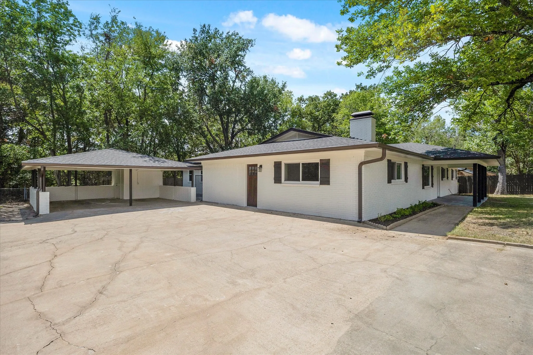 Single Family Residence For Sale in Van Zandt County , 205 Short Street, Canton, Texas 75103, 4 Bedroom, 4 Bathroom, Garage spaces, 2,670 Sqft, built in 1979, mls#21381357, Real Estate Agent in Canton, Homes For Sale in Van Zandt county, Homes For Sale in Canton, Realtor in Canton Texas, Real Estate Brokerage Independent Realty Texas, Luminita Cordes Realtor