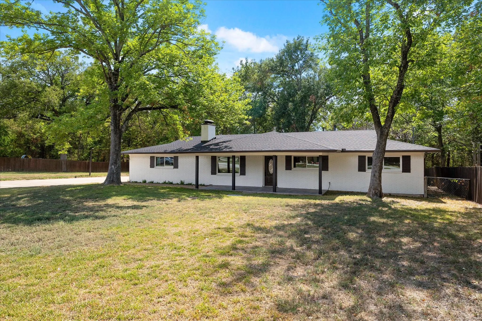 Single Family Residence For Sale in Van Zandt County , 205 Short Street, Canton, Texas 75103, 4 Bedroom, 4 Bathroom, Garage spaces, 2,670 Sqft, built in 1979, mls#21381357, Real Estate Agent in Canton, Homes For Sale in Van Zandt county, Homes For Sale in Canton, Realtor in Canton Texas, Real Estate Brokerage Independent Realty Texas, Luminita Cordes Realtor