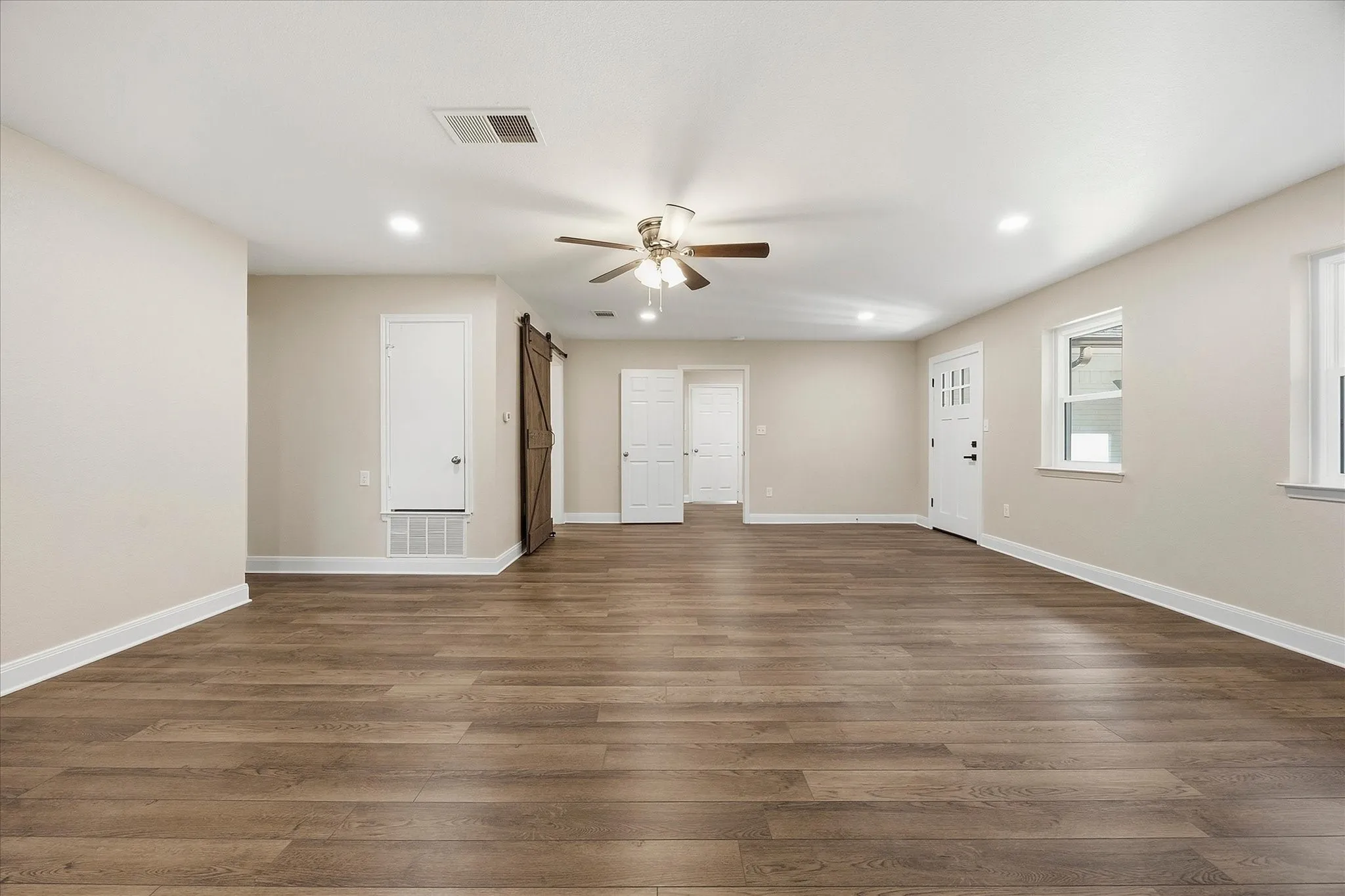 Single Family Residence For Sale in Van Zandt County , 205 Short Street, Canton, Texas 75103, 4 Bedroom, 4 Bathroom, Garage spaces, 2,670 Sqft, built in 1979, mls#21381357, Real Estate Agent in Canton, Homes For Sale in Van Zandt county, Homes For Sale in Canton, Realtor in Canton Texas, Real Estate Brokerage Independent Realty Texas, Luminita Cordes Realtor