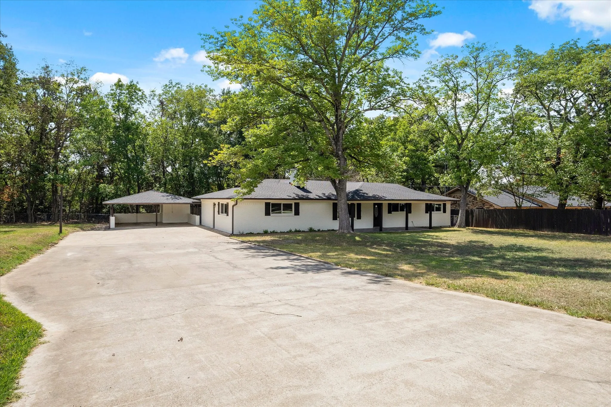 Single Family Residence For Sale in Van Zandt County , 205 Short Street, Canton, Texas 75103, 4 Bedroom, 4 Bathroom, Garage spaces, 2,670 Sqft, built in 1979, mls#21381357, Real Estate Agent in Canton, Homes For Sale in Van Zandt county, Homes For Sale in Canton, Realtor in Canton Texas, Real Estate Brokerage Independent Realty Texas, Luminita Cordes Realtor
