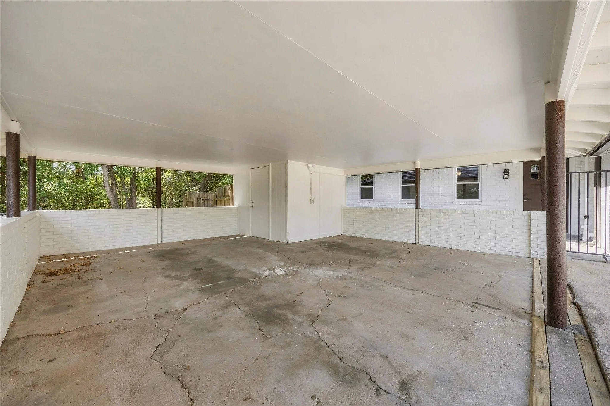 Single Family Residence For Sale in Van Zandt County , 205 Short Street, Canton, Texas 75103, 4 Bedroom, 4 Bathroom, Garage spaces, 2,670 Sqft, built in 1979, mls#21381357, Real Estate Agent in Canton, Homes For Sale in Van Zandt county, Homes For Sale in Canton, Realtor in Canton Texas, Real Estate Brokerage Independent Realty Texas, Luminita Cordes Realtor