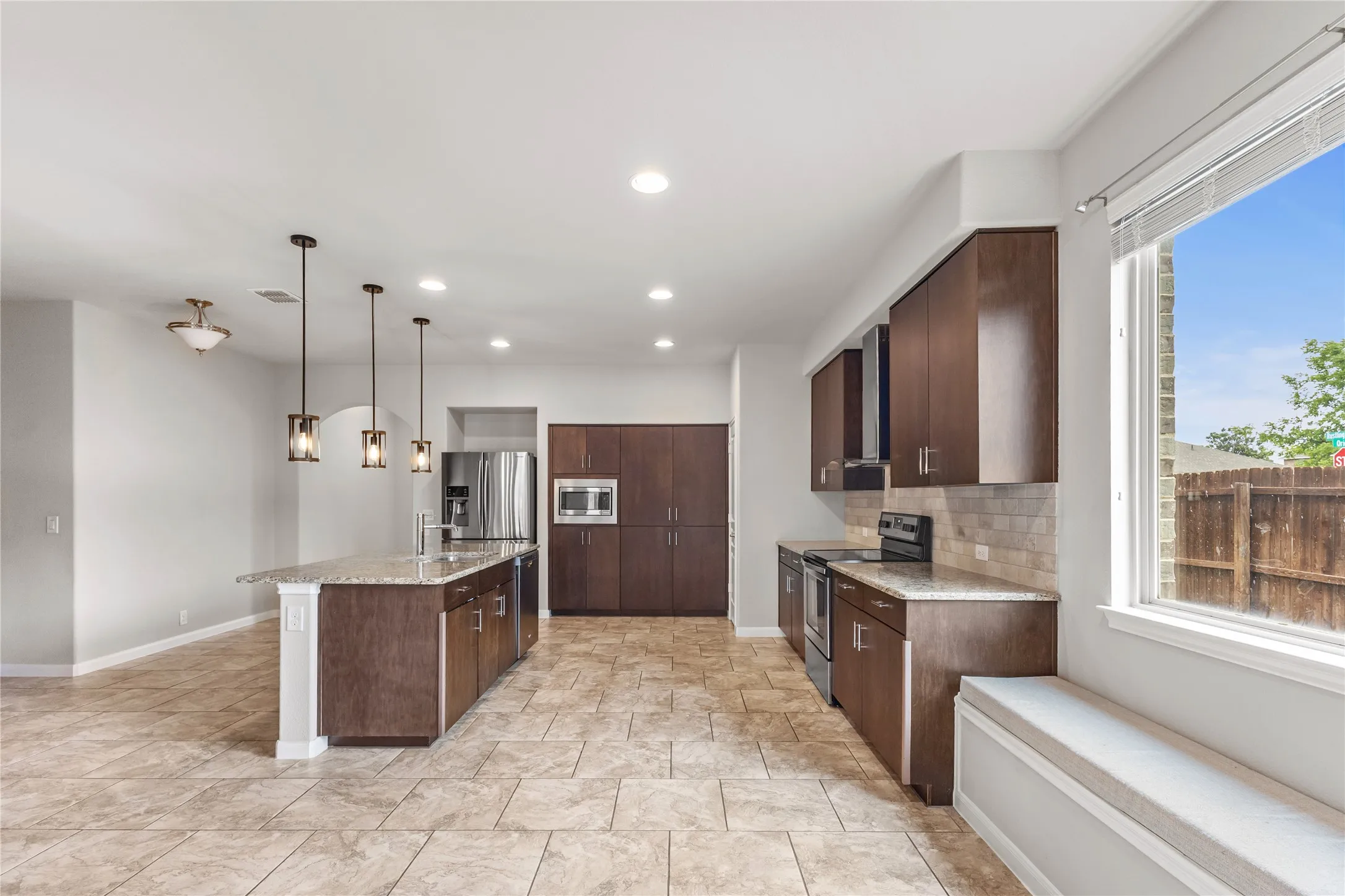 Single Family Residence For Sale in Tarrant County , 801 Oriel Circle, Fort Worth, Texas 76036, 5 Bedroom, 4 Bathroom, 2 Garage spaces, 3,070 Sqft, built in 2017, mls#21381361, Real Estate Agent in Fort Worth, Homes For Sale in Tarrant county, Homes For Sale in Fort Worth, Realtor in Fort Worth Texas, Real Estate Brokerage Independent Realty Texas, Luminita Cordes Realtor