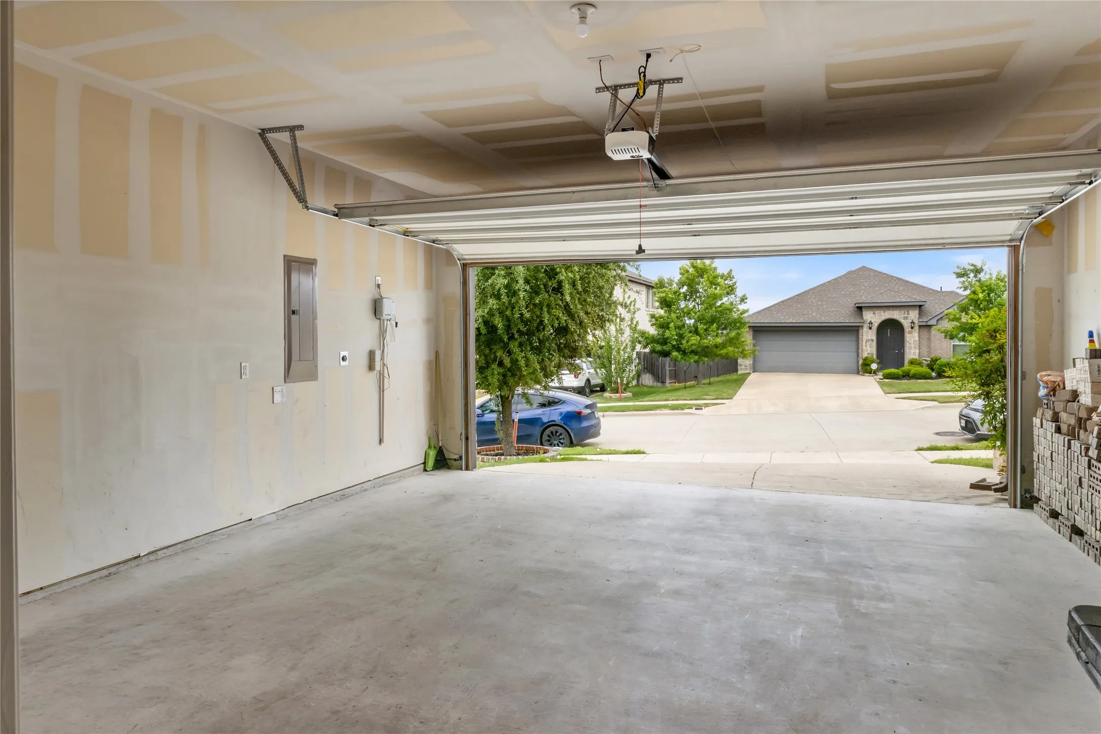 Single Family Residence For Sale in Tarrant County , 801 Oriel Circle, Fort Worth, Texas 76036, 5 Bedroom, 4 Bathroom, 2 Garage spaces, 3,070 Sqft, built in 2017, mls#21381361, Real Estate Agent in Fort Worth, Homes For Sale in Tarrant county, Homes For Sale in Fort Worth, Realtor in Fort Worth Texas, Real Estate Brokerage Independent Realty Texas, Luminita Cordes Realtor