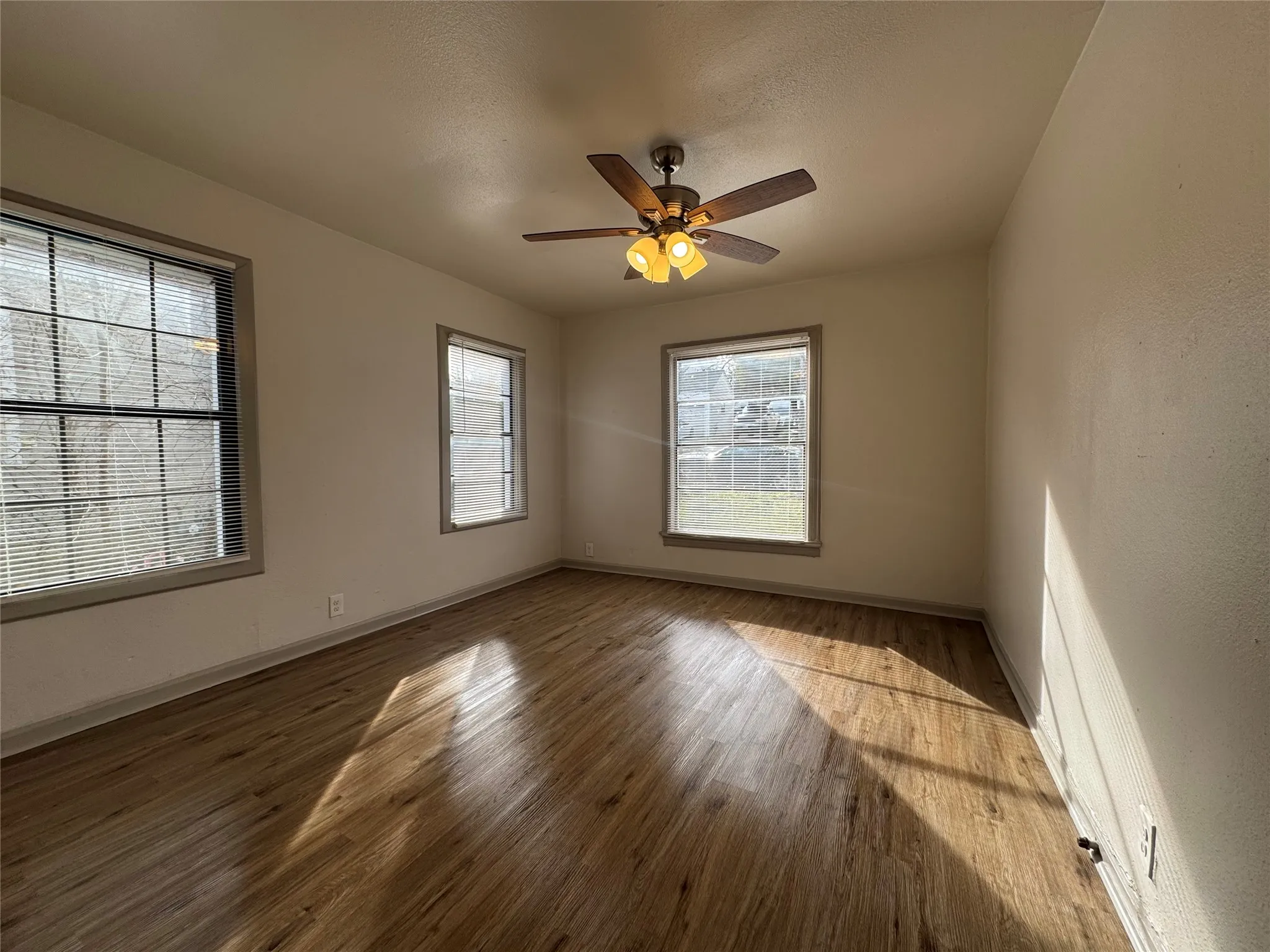 Single Family Residence For Rent in Dallas County , 310 Avenue J, Dallas, Texas 75203, 3 Bedroom, 1 Bathroom, 1 Garage spaces, 1,133 Sqft, built in 1946, mls#21381371, Real Estate Agent in Dallas, Homes For Rent in Dallas county, Homes For Rent in Dallas, Realtor in Dallas Texas, Real Estate Brokerage Independent Realty Texas, Luminita Cordes Realtor