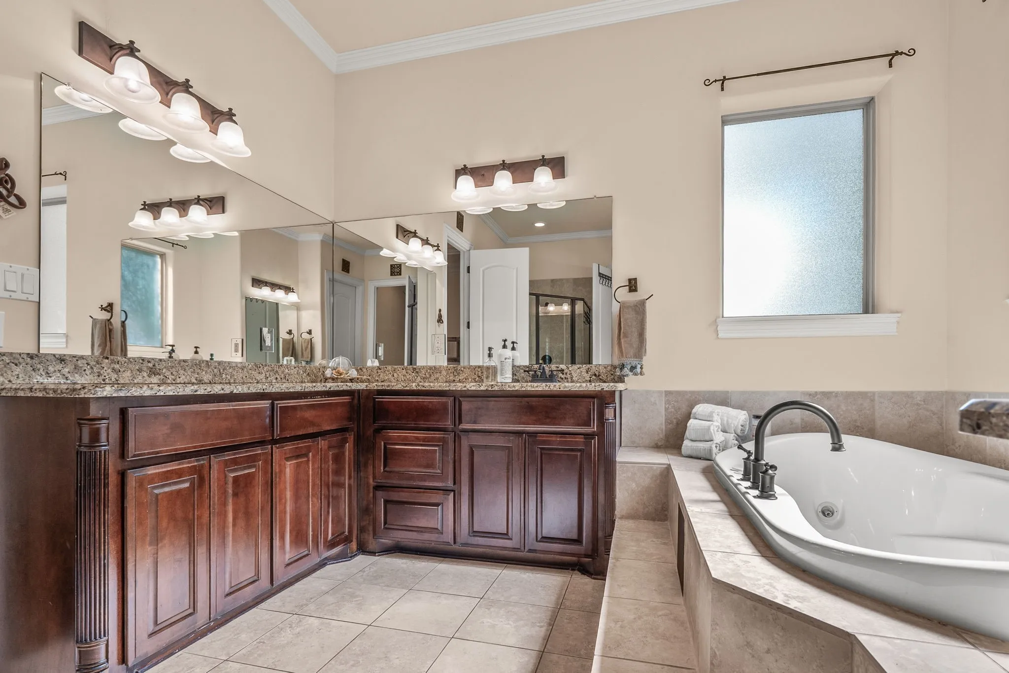 Single Family Residence For Sale in Grayson County , 700 Coffee Circle, Pottsboro, Texas 75076, 4 Bedroom, 4 Bathroom, 3 Garage spaces, 3,374 Sqft, built in 2007, mls#21378020, Real Estate Agent in Pottsboro, Homes For Sale in Grayson county, Homes For Sale in Pottsboro, Realtor in Pottsboro Texas, Real Estate Brokerage Independent Realty Texas, Luminita Cordes Realtor