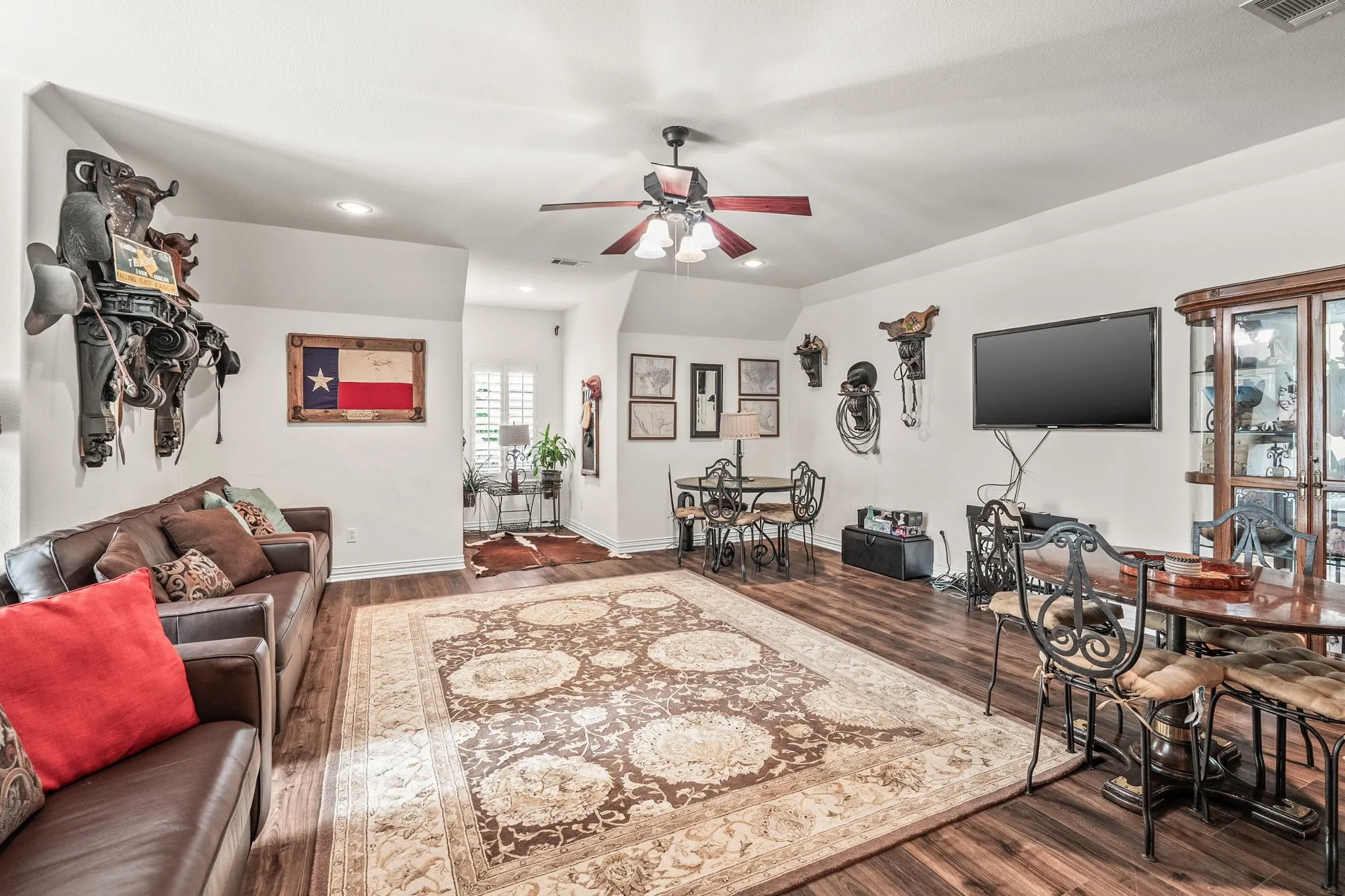 Single Family Residence For Sale in Grayson County , 700 Coffee Circle, Pottsboro, Texas 75076, 4 Bedroom, 4 Bathroom, 3 Garage spaces, 3,374 Sqft, built in 2007, mls#21378020, Real Estate Agent in Pottsboro, Homes For Sale in Grayson county, Homes For Sale in Pottsboro, Realtor in Pottsboro Texas, Real Estate Brokerage Independent Realty Texas, Luminita Cordes Realtor