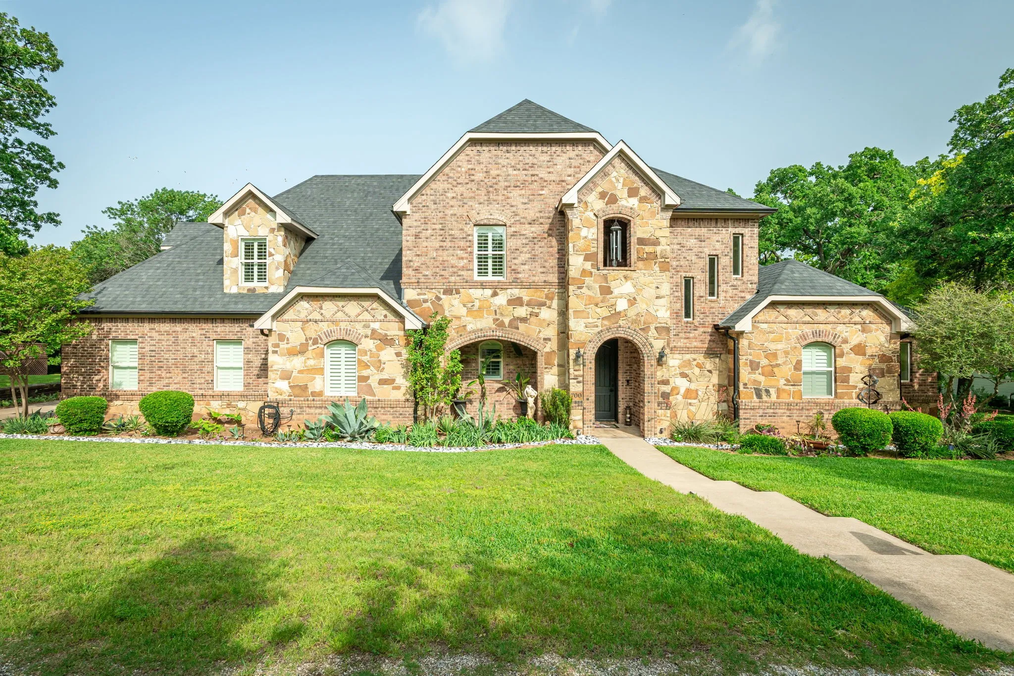 Single Family Residence For Sale in Grayson County , 700 Coffee Circle, Pottsboro, Texas 75076, 4 Bedroom, 4 Bathroom, 3 Garage spaces, 3,374 Sqft, built in 2007, mls#21378020, Real Estate Agent in Pottsboro, Homes For Sale in Grayson county, Homes For Sale in Pottsboro, Realtor in Pottsboro Texas, Real Estate Brokerage Independent Realty Texas, Luminita Cordes Realtor